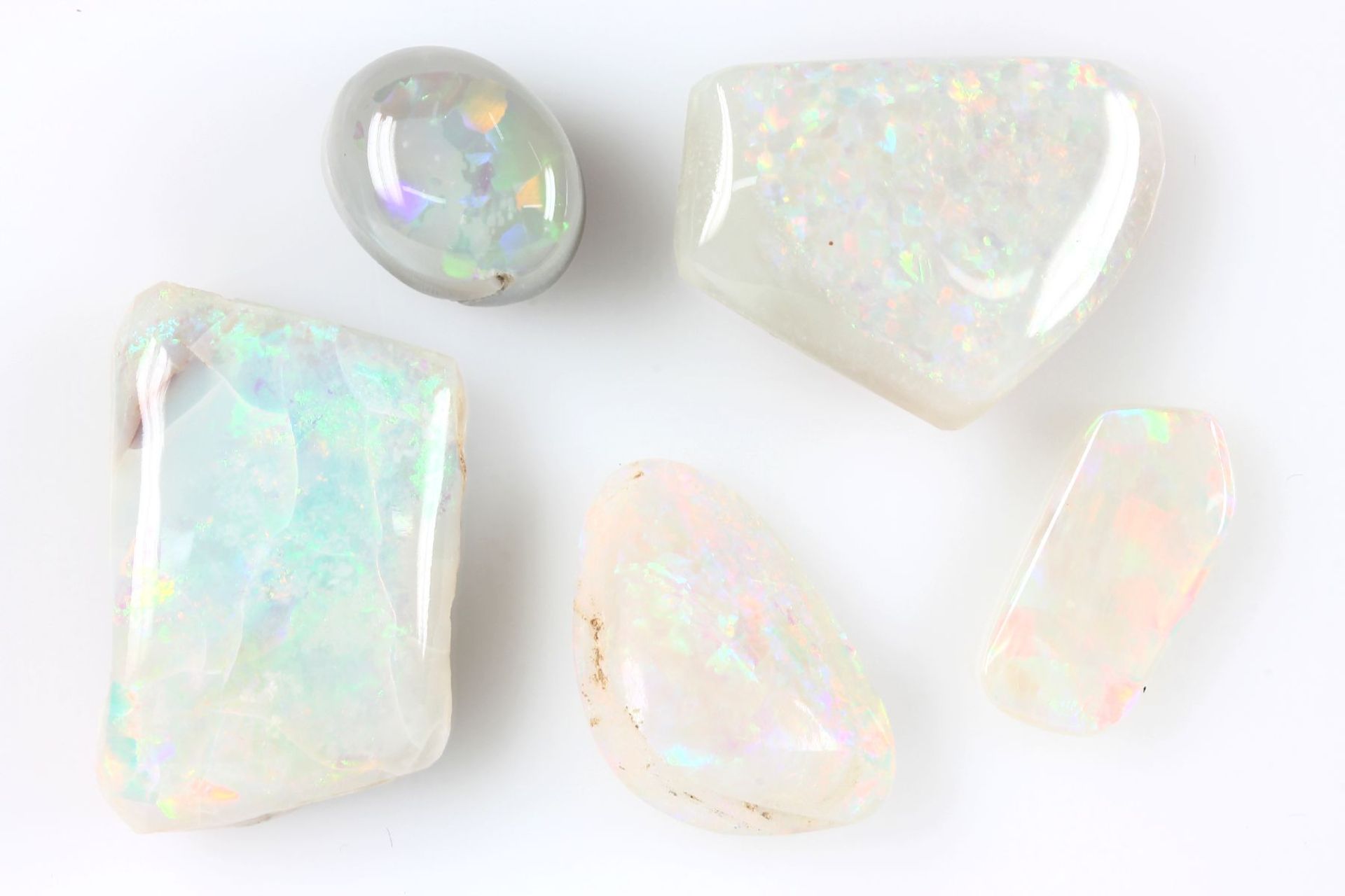Lot 5 loose opals , comprised of: 1 x approx. 23.5 ct, sl. fissured, 1 x approx. 9.4ct, 1 x