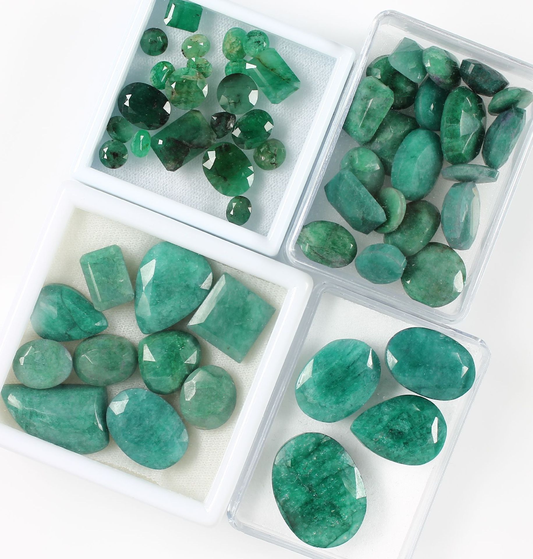 Lot emeralds total approx. 400 ct , different shapes, opaque quality Valuation Price: 2980, - EURLot