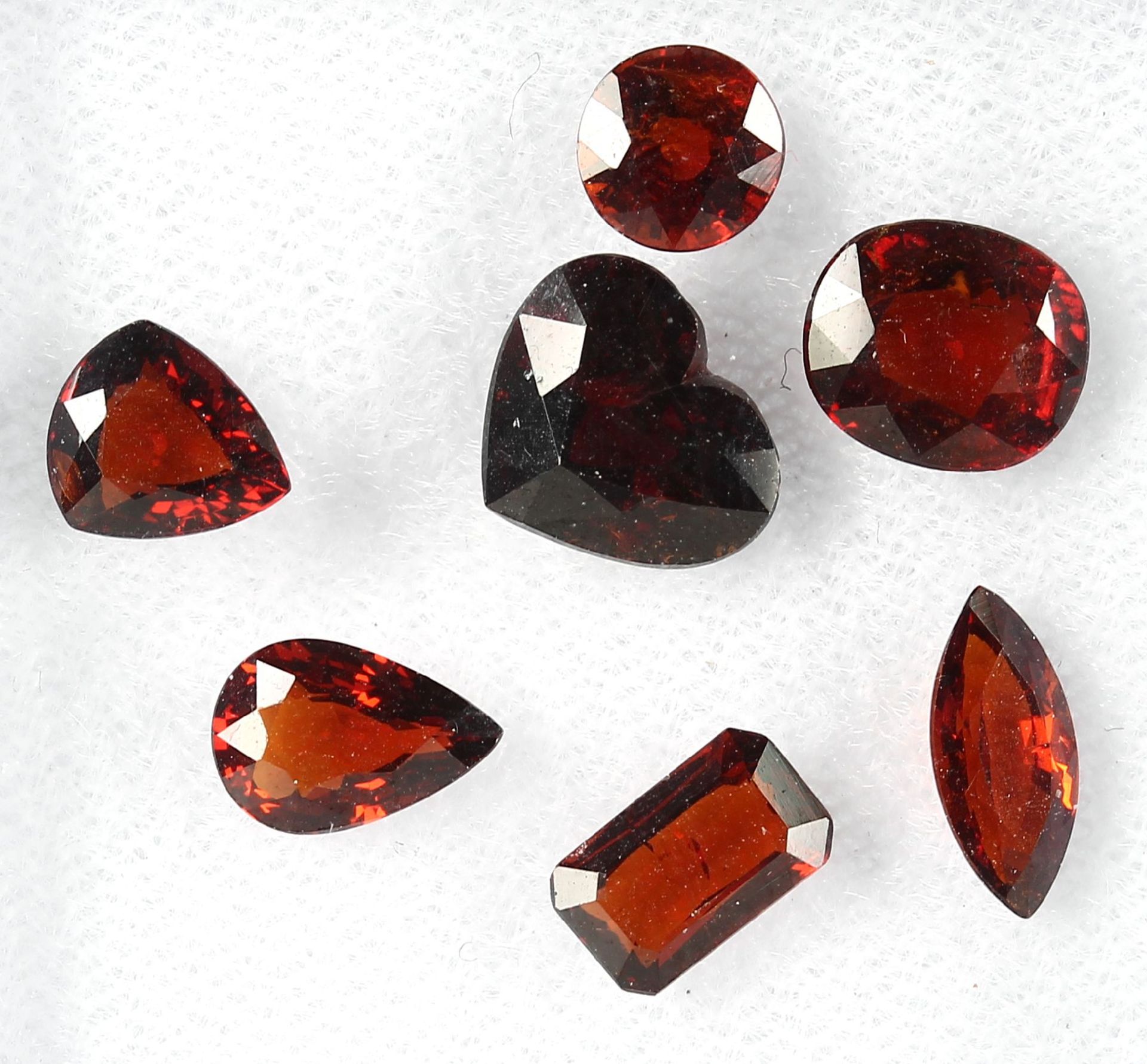 Lot 7 loose bevelled spesartite , total 10.32 ct, in different cuts, red brown Valuation Price: 300,