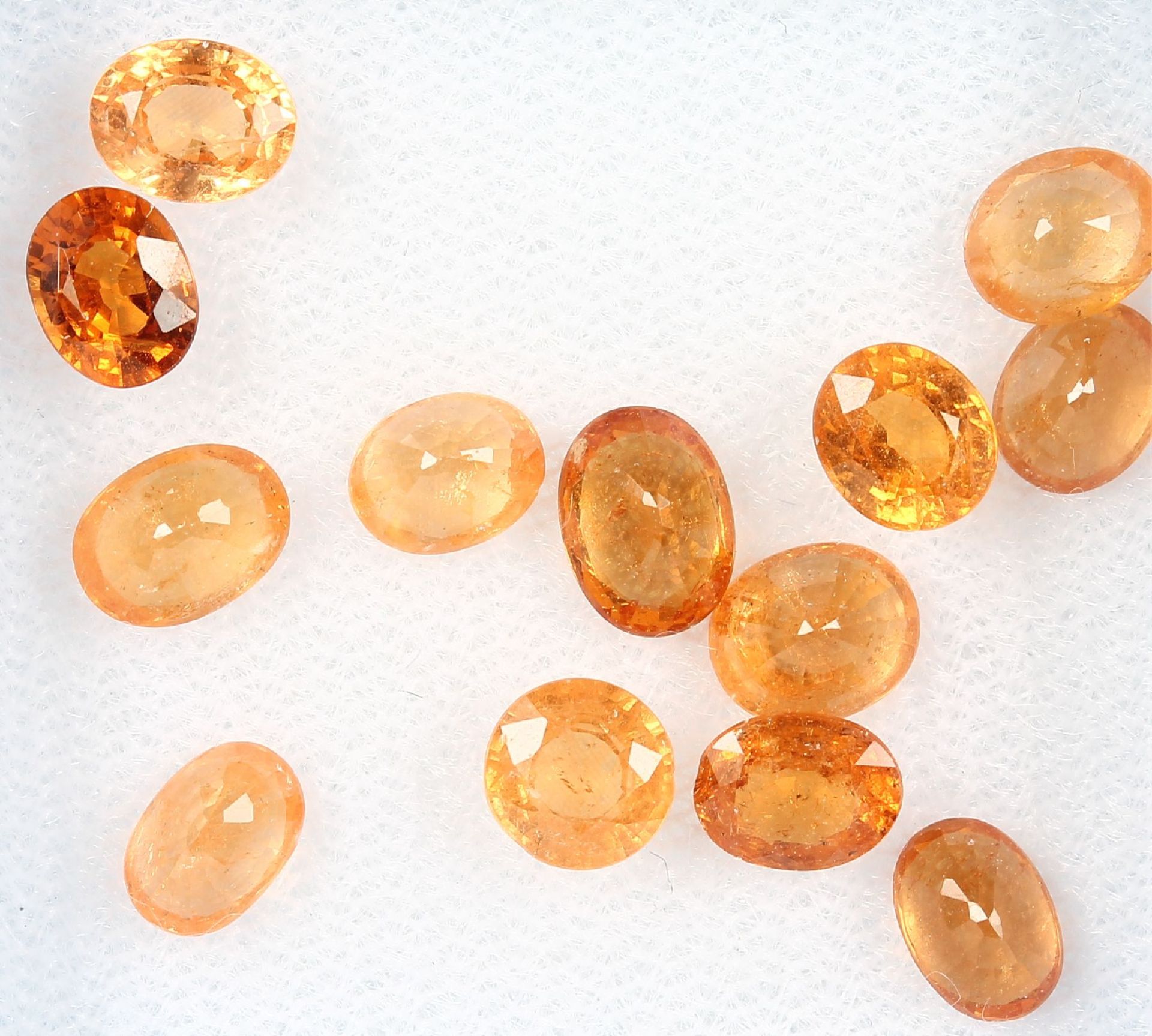 Lot loose oval bevelled mandarin garnets , total 10.15 ct Valuation Price: 1400, - EURLot lose