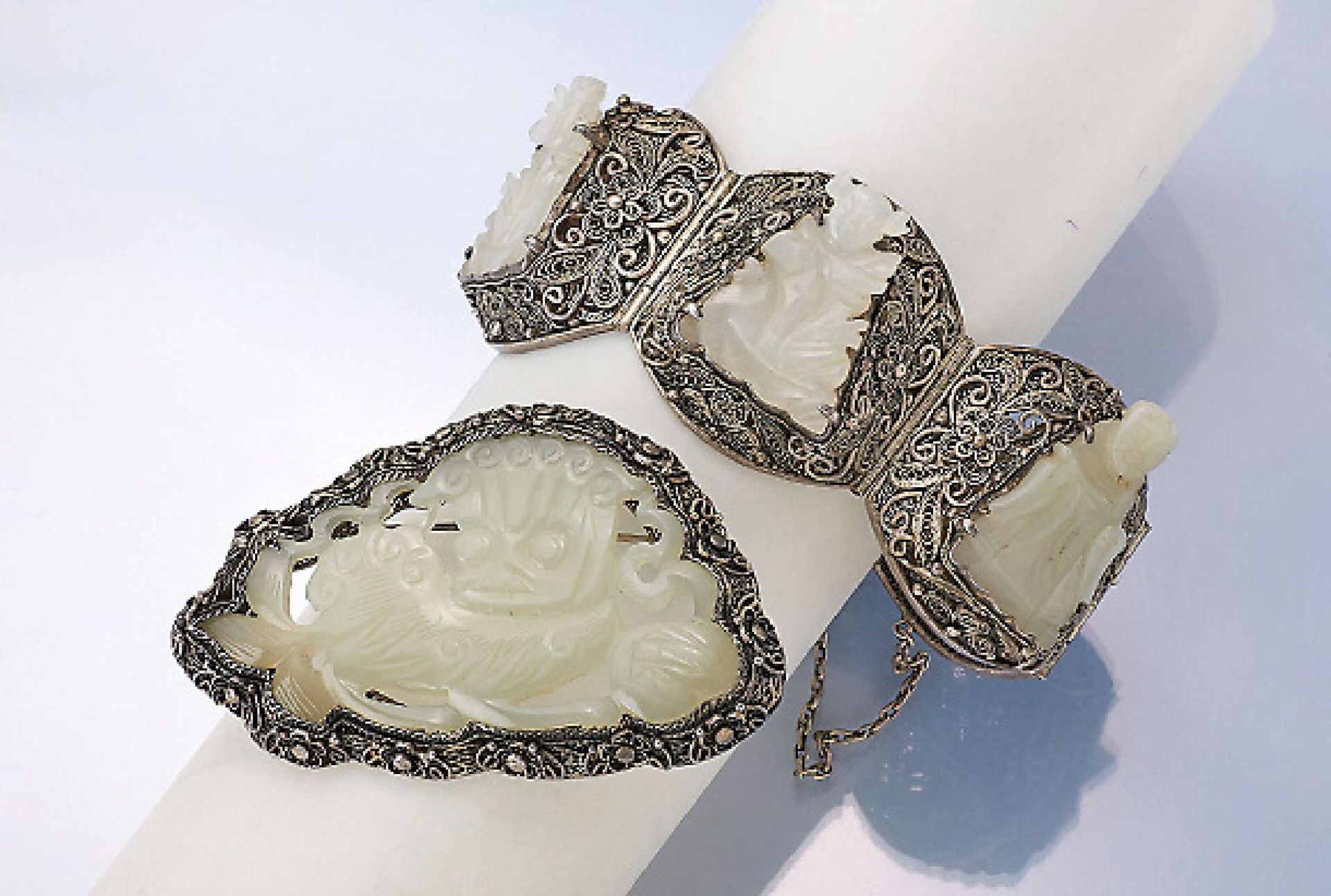 Lot with jade, China 1960s , silver, comprised of bracelet and brooch, engraved jade z. T. fret