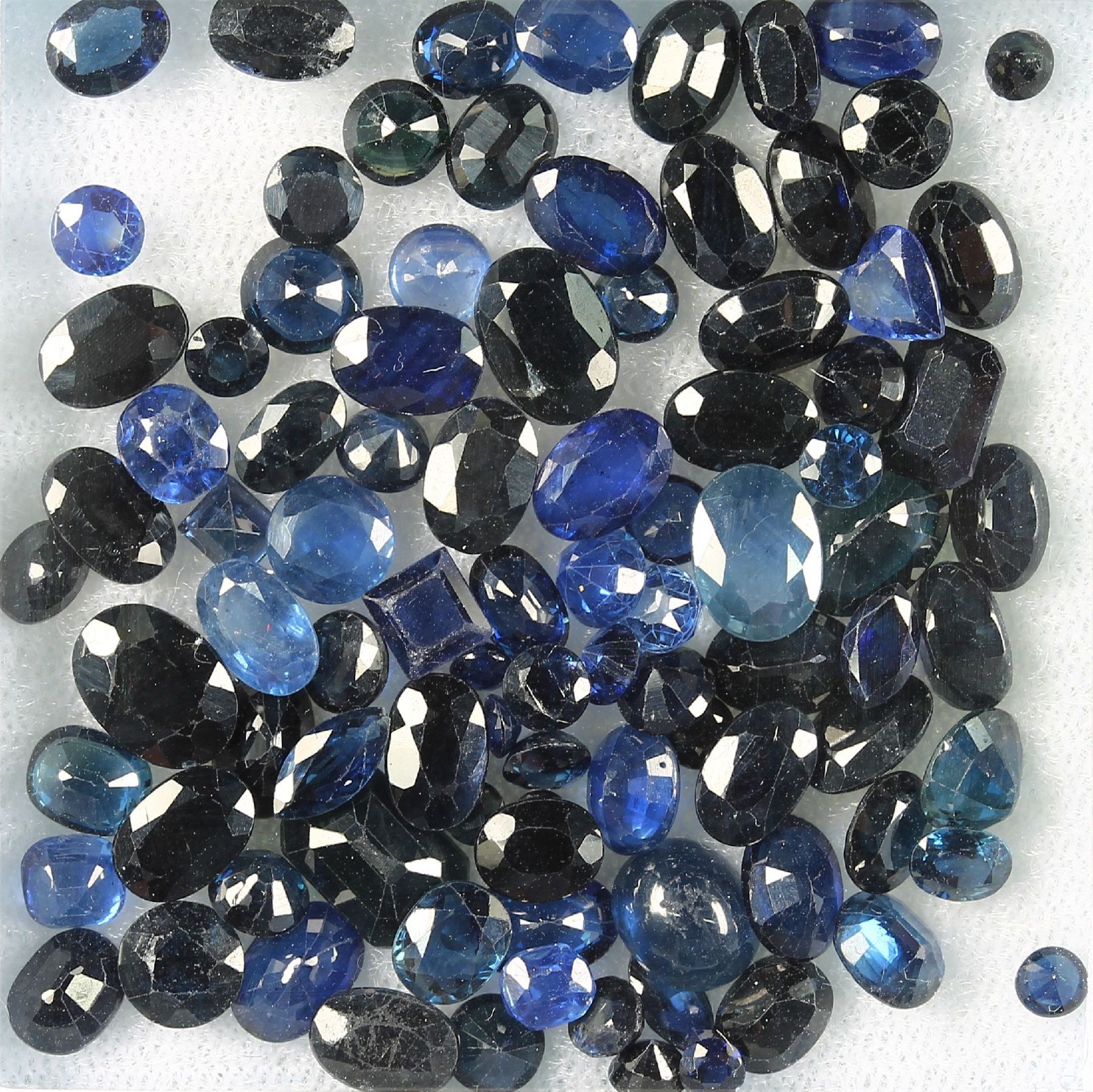 Lot loose sapphires , different sizes and cuts, total approx. 42.4 g Valuation Price: 3300, - EURLot