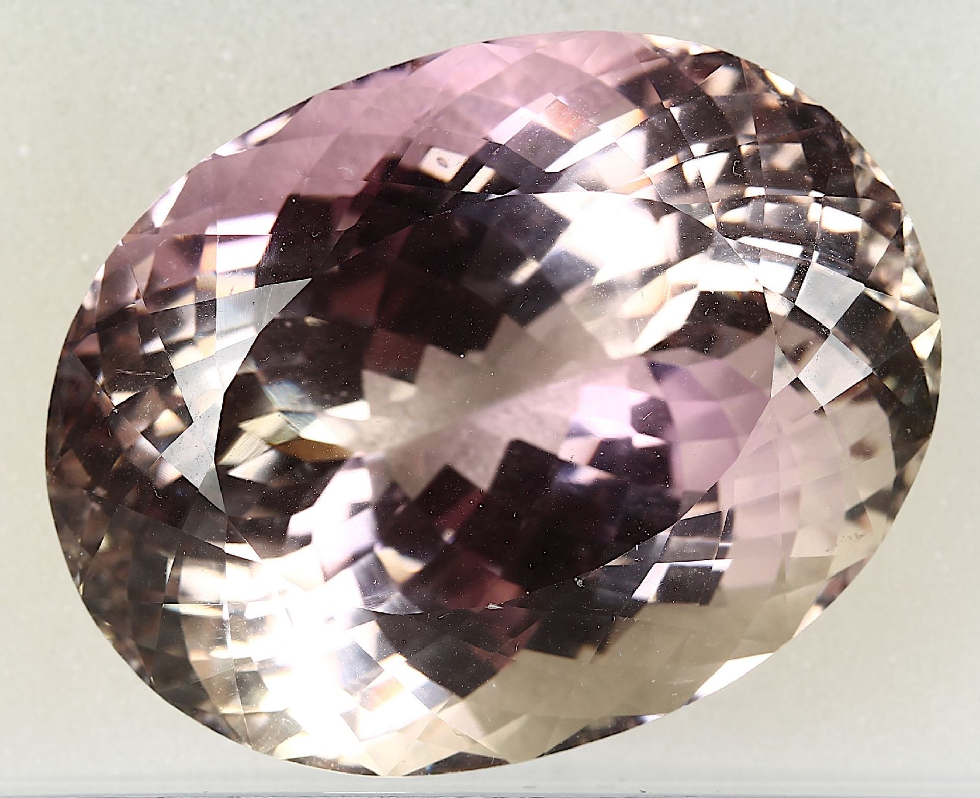 Loose bevelled kunzite , approx. 169.7 ct, oval, with colour gradient Valuation Price: 4800, -