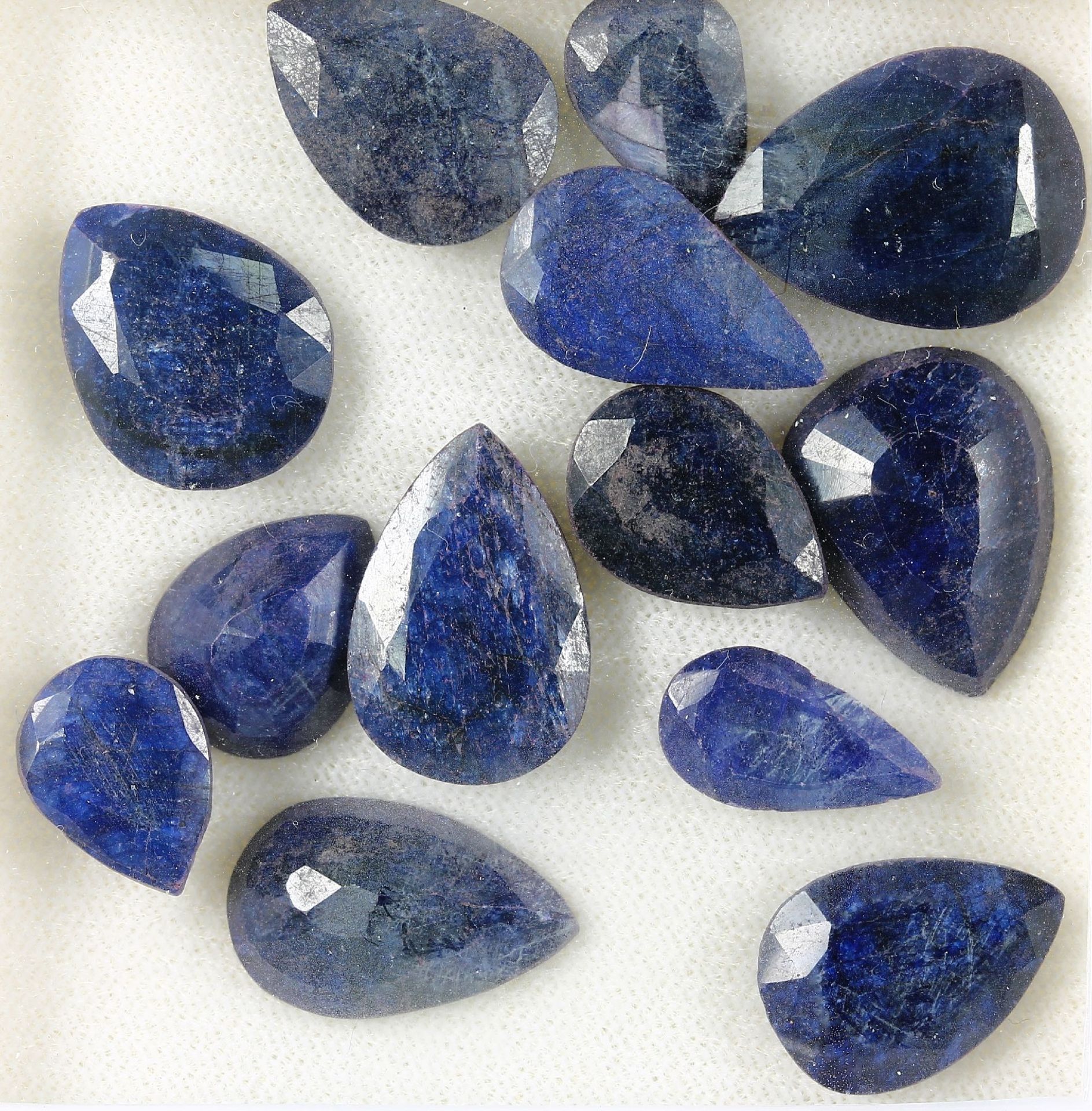 Lot 13 loose bevelled sapphires , total 92.33 ct, in different sizes, pearformed Valuation Price: