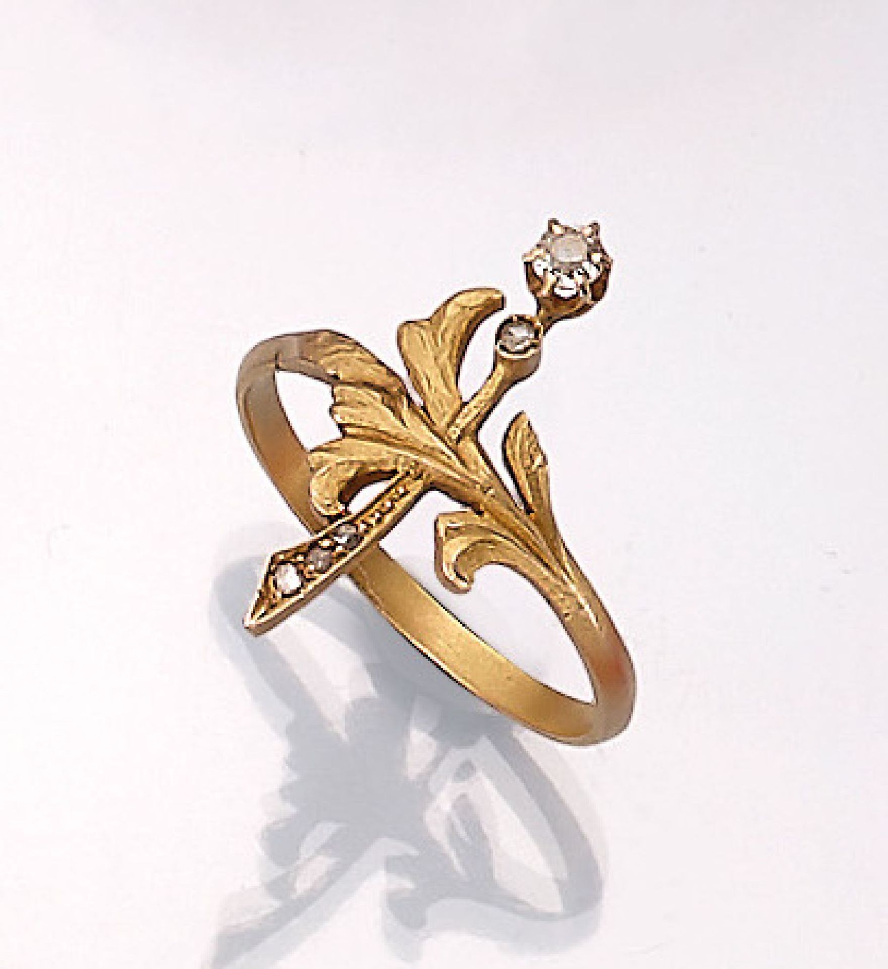 14 kt gold Art Nouveau ring with diamond, german approx. 1900/10s , YG 585/000 gilded,acanthus