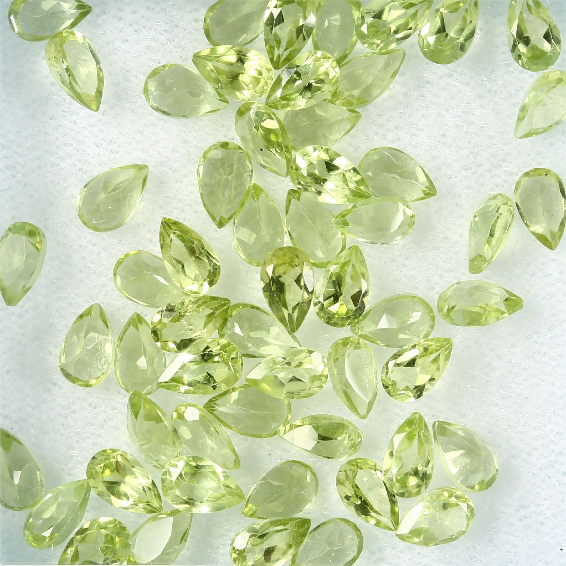 Lot loose bevelled peridots , total 13.80 ct, pearformed Valuation Price: 800, - EURLot lose facett.