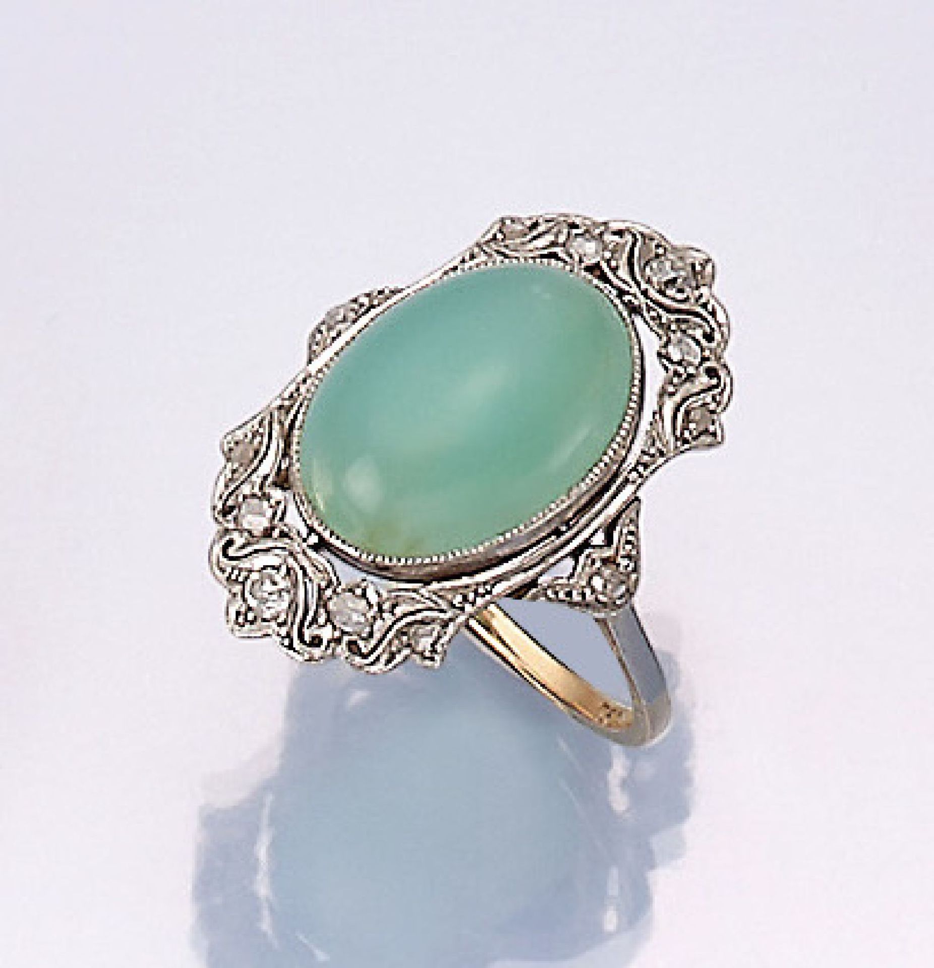 18 kt gold ring with chrysoprase and diamonds , YG/WG 750/000, tested, approx. 1930s, chrysoprase