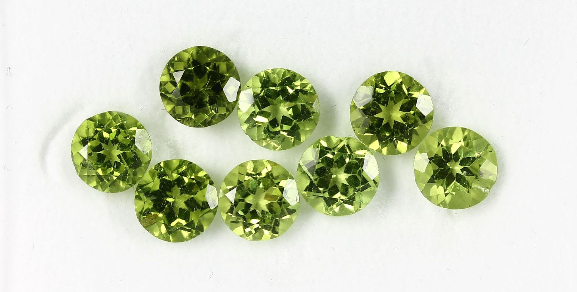 Lot 8 loose round bevelled peridots , total 11.83 ct, calibrated Valuation Price: 1150, - EURLot 8