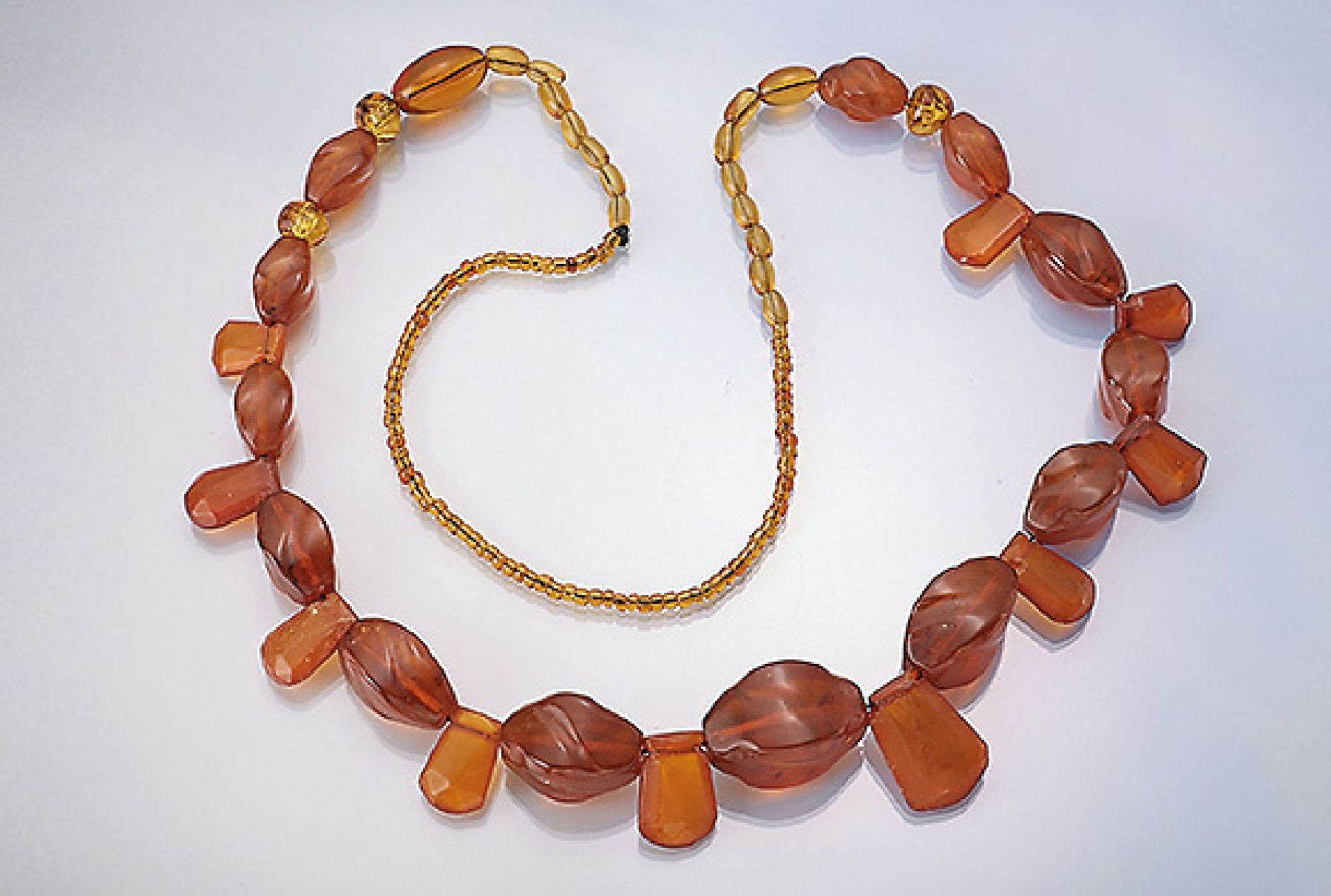 Necklace with amber, approx. 1905/10s , amber elements in different sizes and cuts, alternating