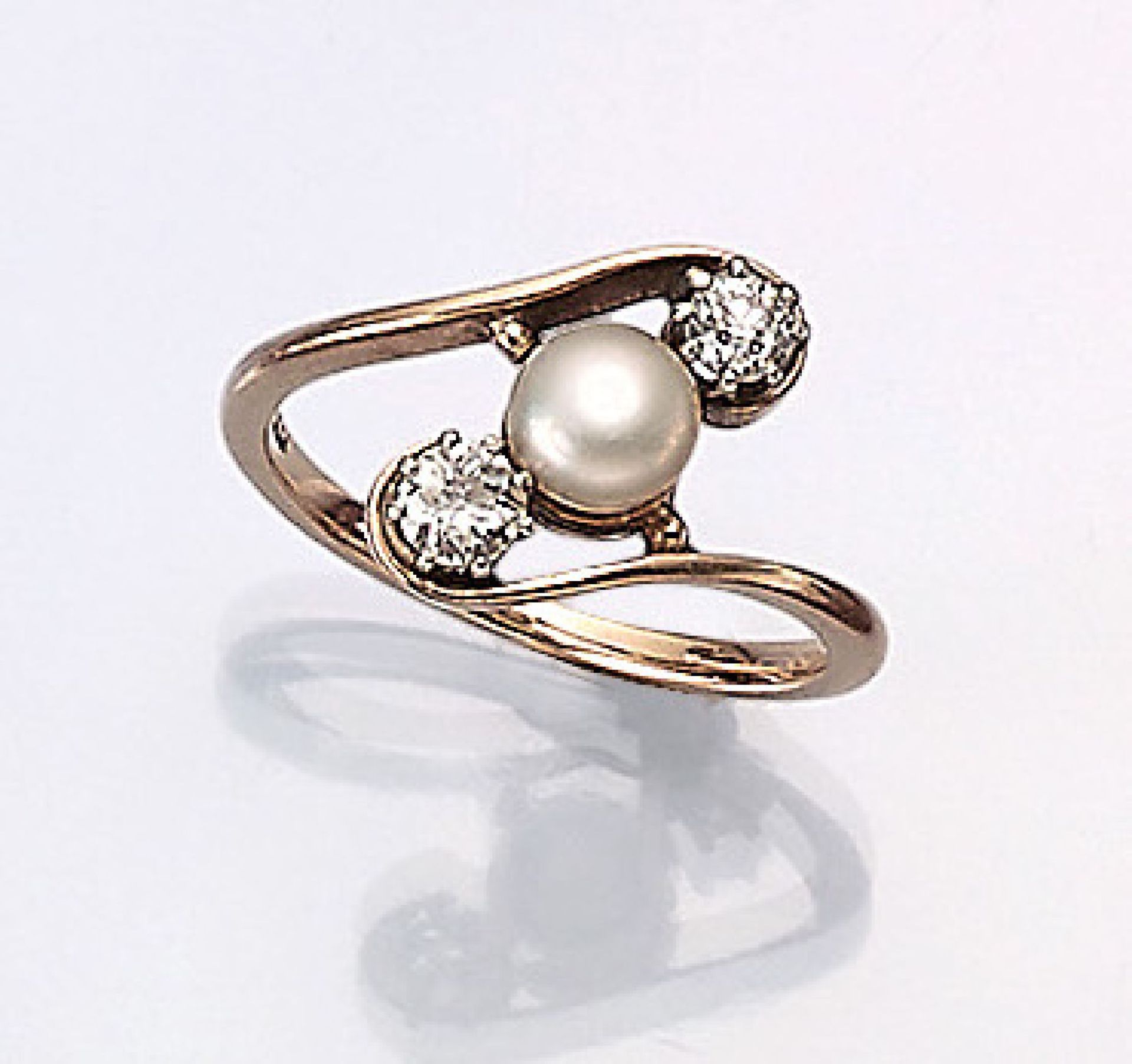 14 kt gold ring with diamonds and pearl , approx. 1900s, asymm. splint, centered white pearl, sl.