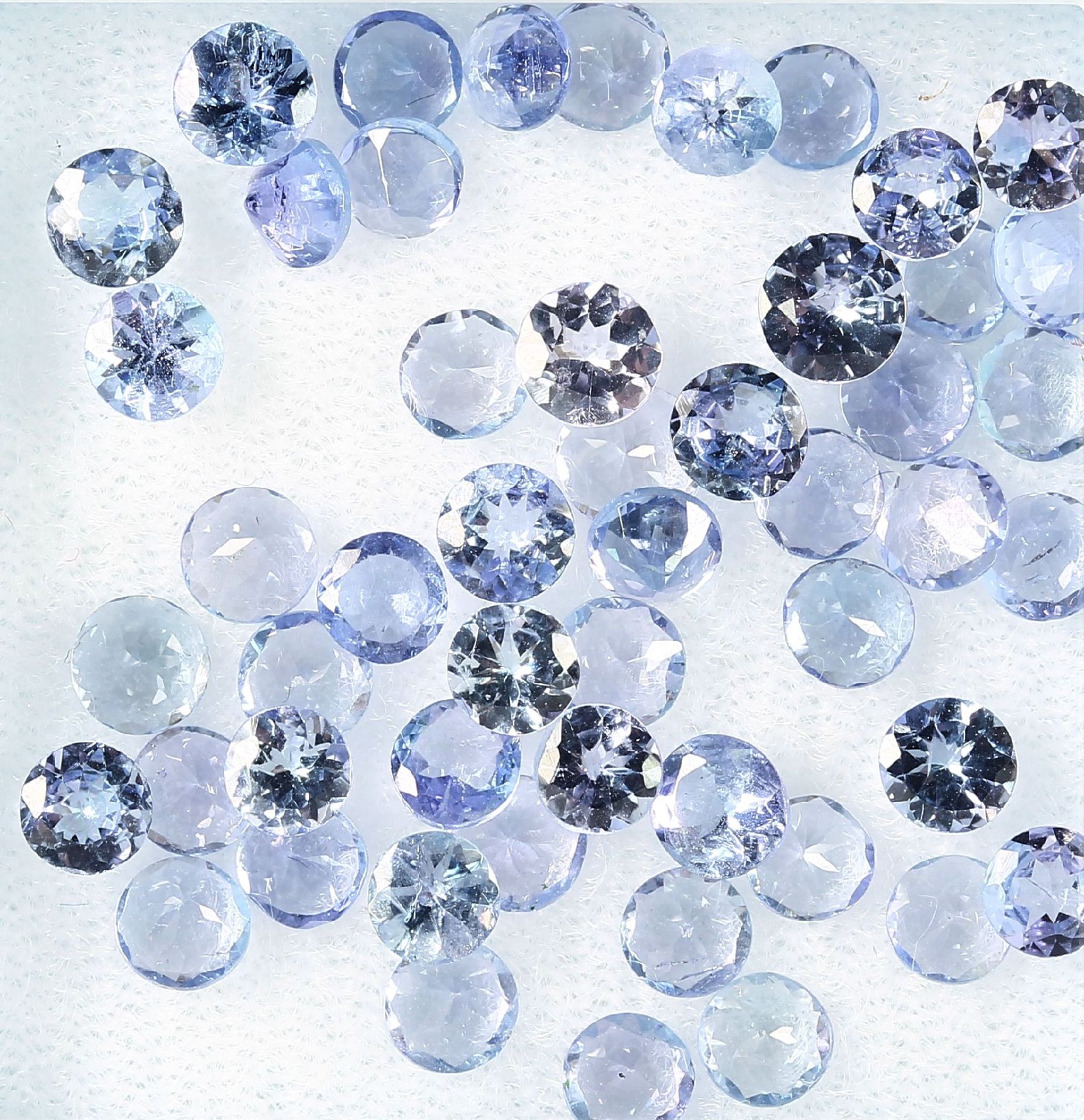 Lot loose bevelled tanzanites, total 12.57 ct,round Valuation Price: 1400, - EURLot lose facett.