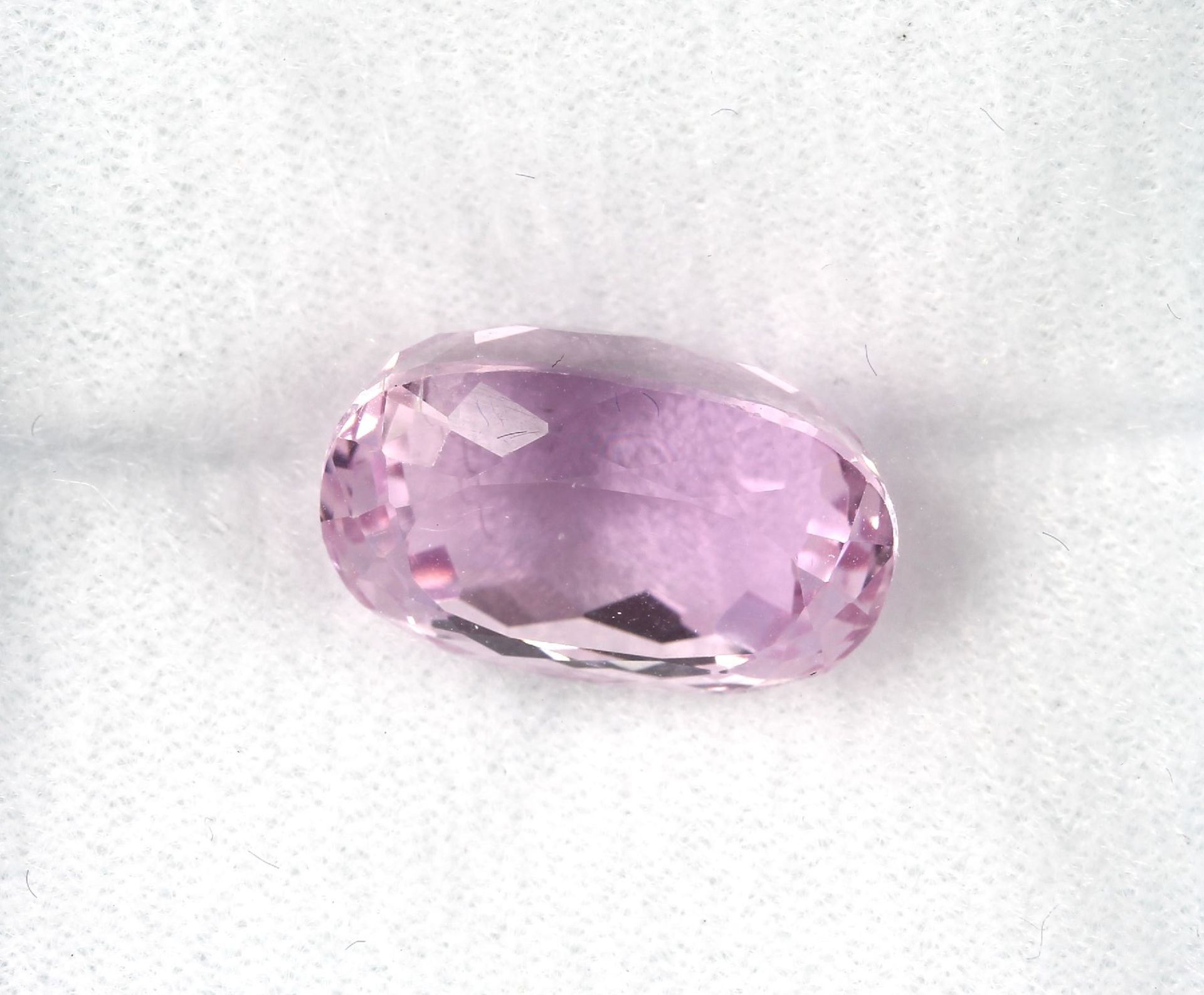 Loose bevelled kunzites , approx. 16.58 ct, oval Valuation Price: 2000, - EURLoser facett.