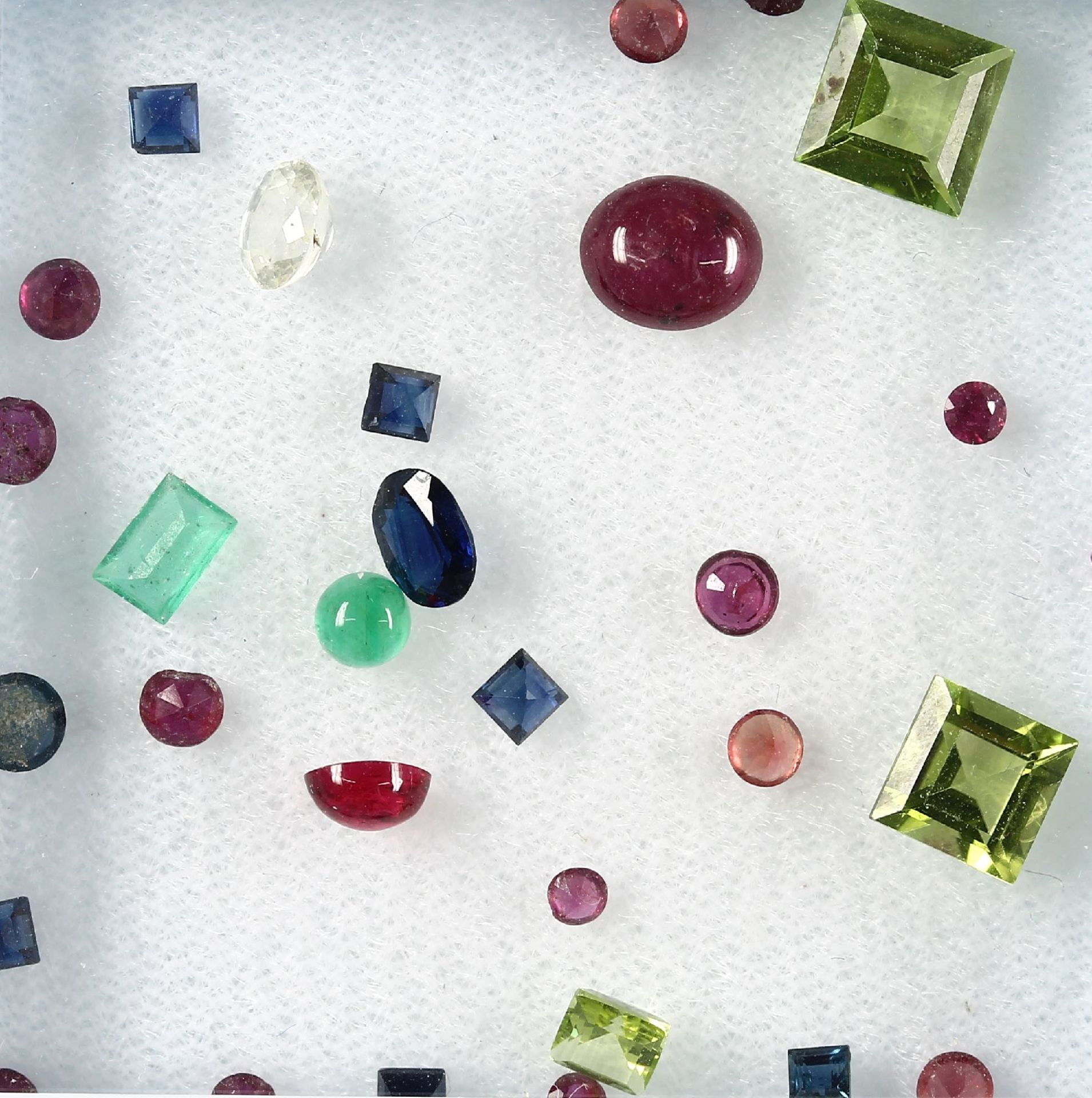 Lot loose bevelled coloured gemstones , total 9.35 ct, i.a. peridots, sapphires, emeralds u.v.m.