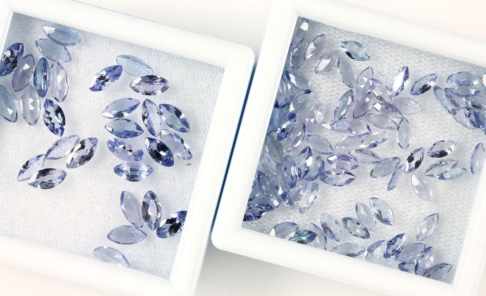 Lot loose bevelled tanzanites , total 18.19 ct, marquise shaped Valuation Price: 1880, - EURLot lose