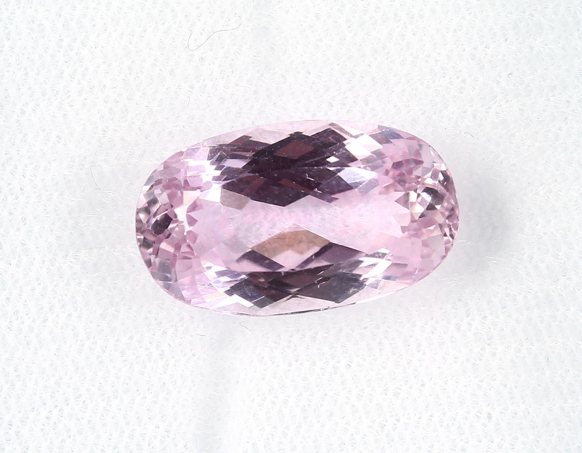 Loose bevelled kunzite , approx. 12.56 ct, oval Valuation Price: 1500, - EURLoser facett. Kunzit,