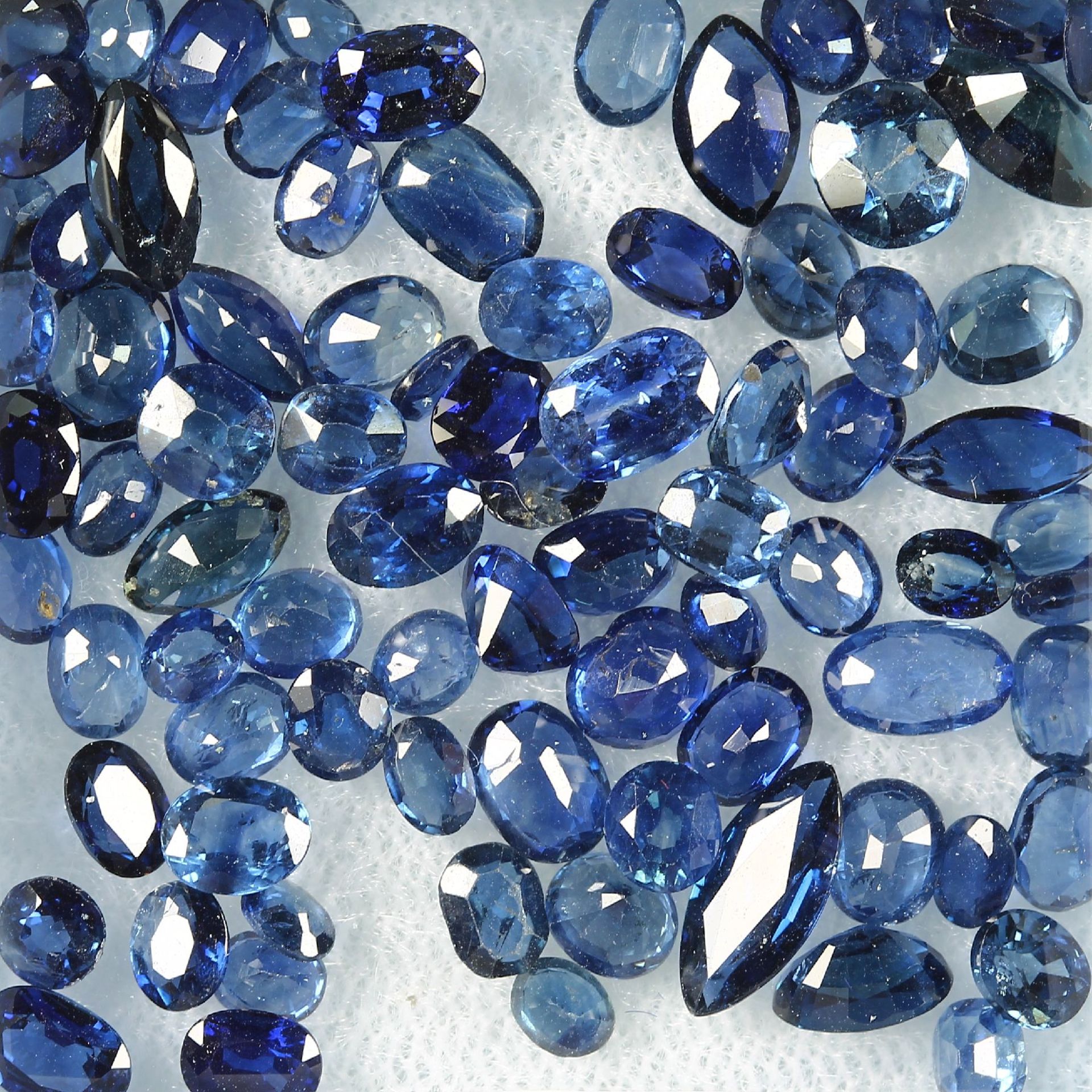 Lot loose bevelled sapphires , total 21.25 ct, in different colour shades, sizes and shapes