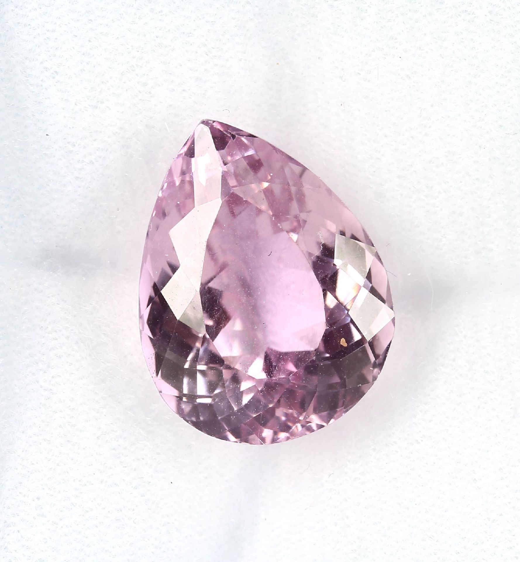 Loose bevelled kunzite , approx. 31.7 ct, pearformed Valuation Price: 3700, - EURLoser facett.