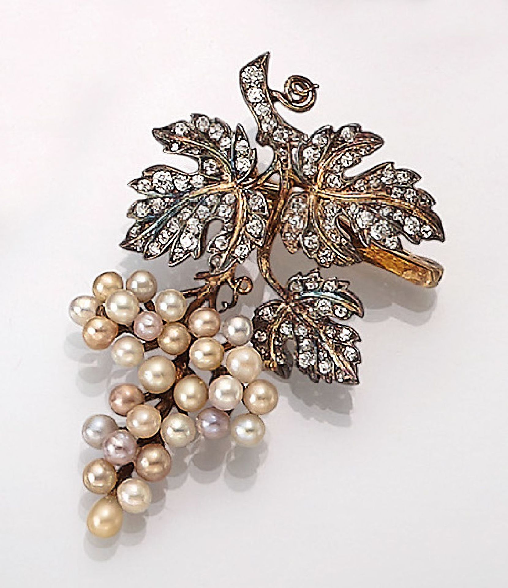 18 kt gold brooch "grapes" with diamonds and cultured pearls , approx. 1780s, YG 750/000 and silver,