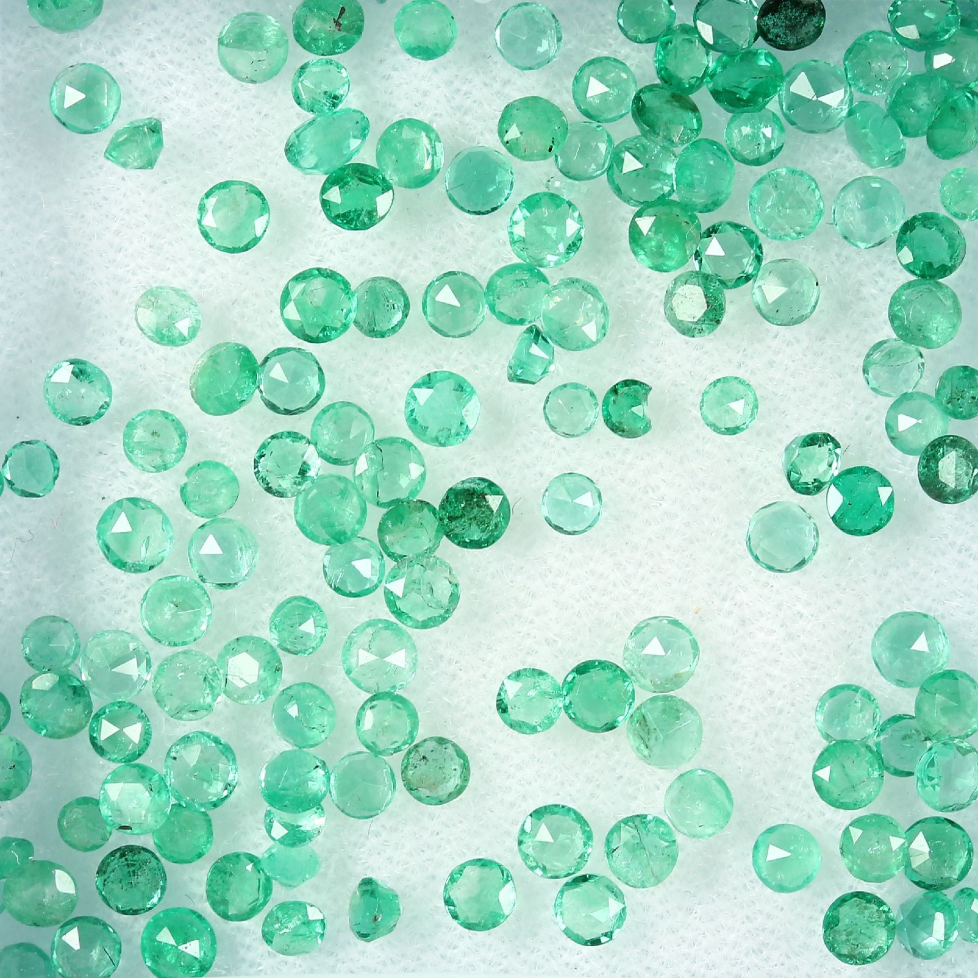 Lot loose round bevelled emeralds , total 12.72 ct Valuation Price: 1800, - EURLot lose