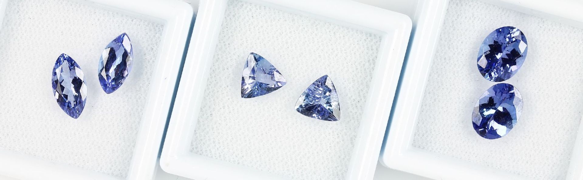 Lot 3 bevelled tanzanite-pairs : 1 x triangle total approx. 1.64 ct; 1 x oval totalapprox. 3.11