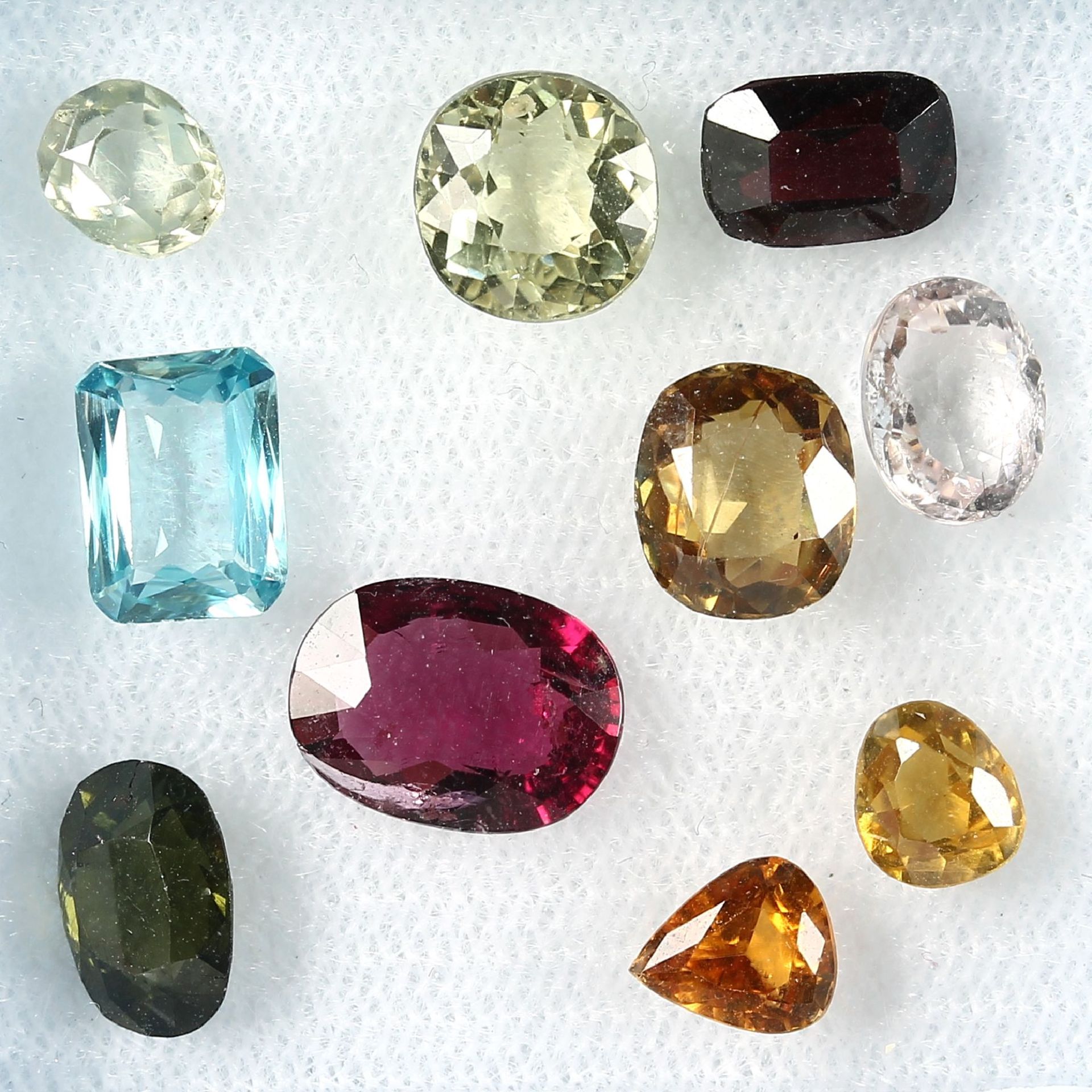 Lot 10 loose bevelled coloured gemstones , total 13.90 ct, i.a. zircon, tourmaline, garnet u.v.m.