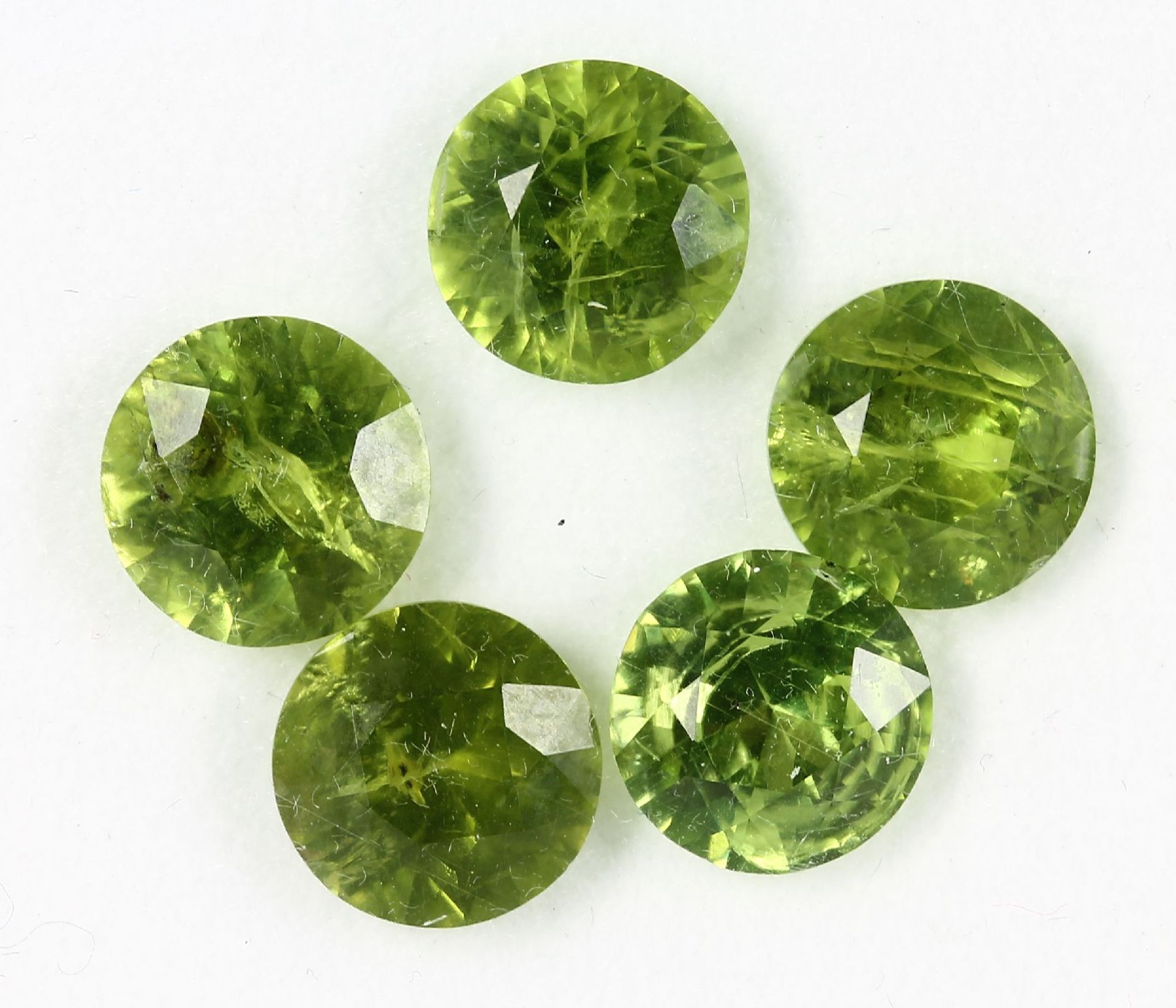 Lot 5 loose round bevelled peridots , total 14.93 ct Valuation Price: 1500, - EURLot 5 lose