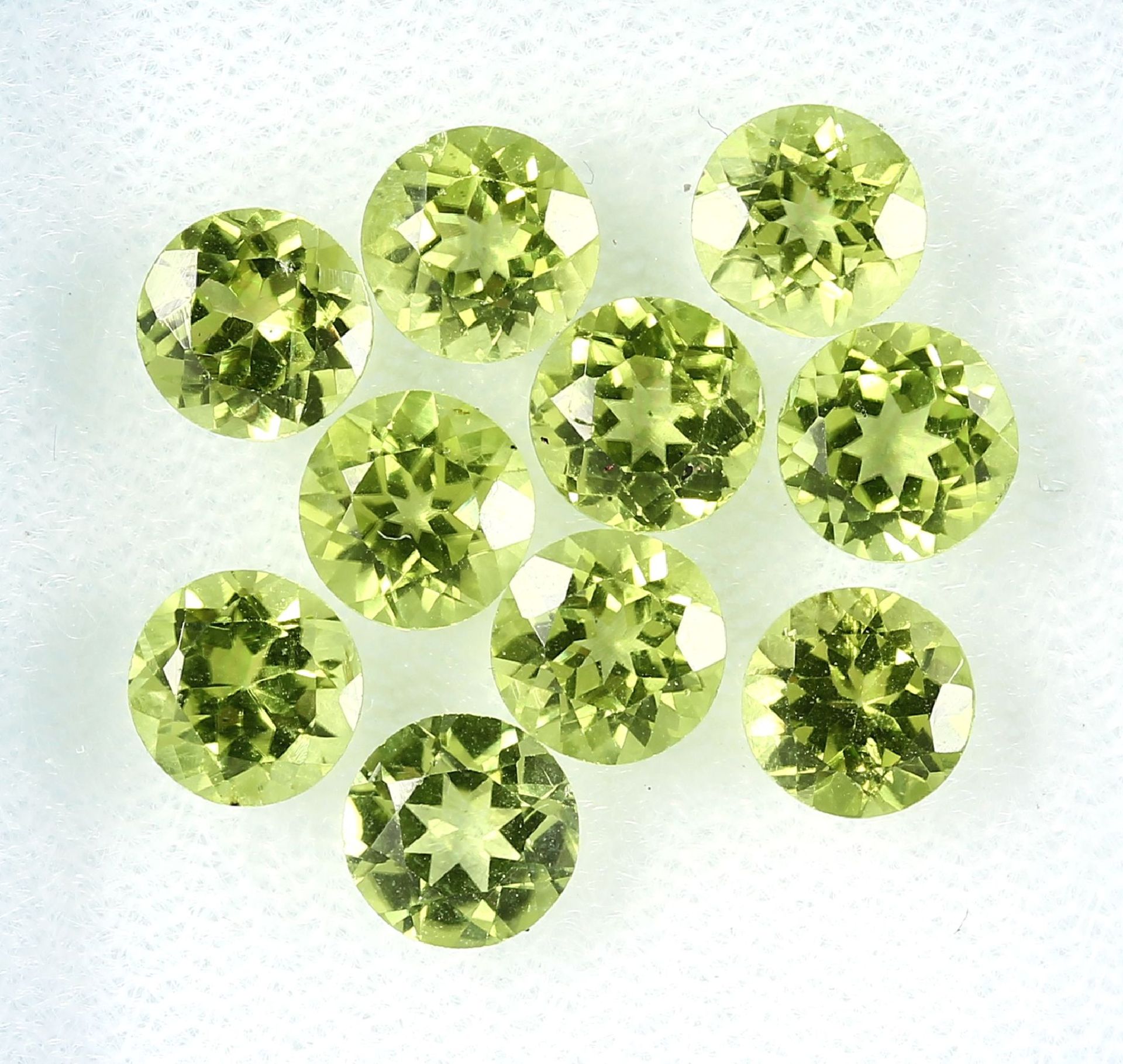 Lot 10 loose round bevelled peridots , total9.63 ct, calibrated Valuation Price: 850, - EURLot 10