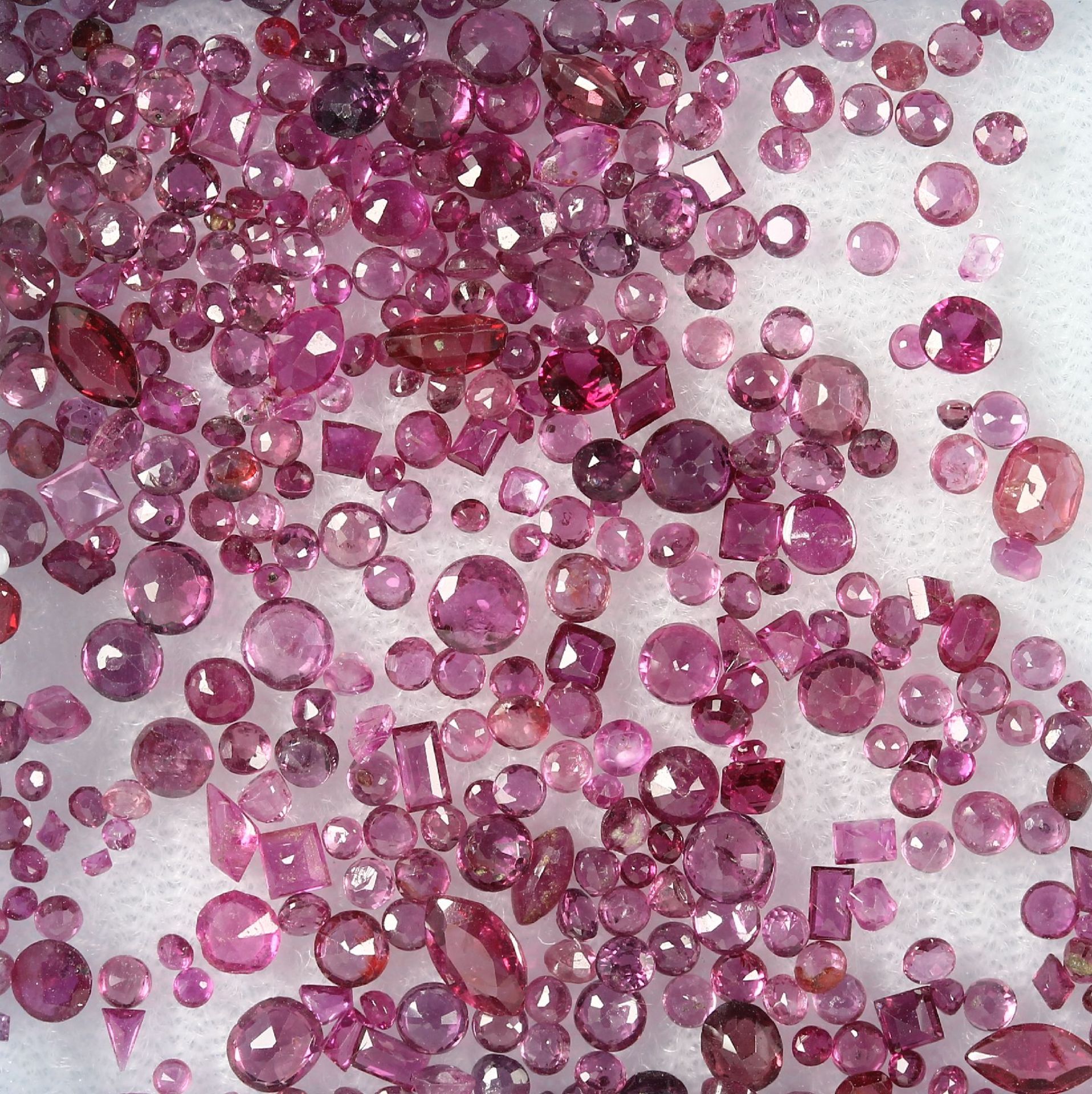 Lot loose bevelled rubies , total 24.75 ct, in different cuts, i.a. stones with traces of mounting