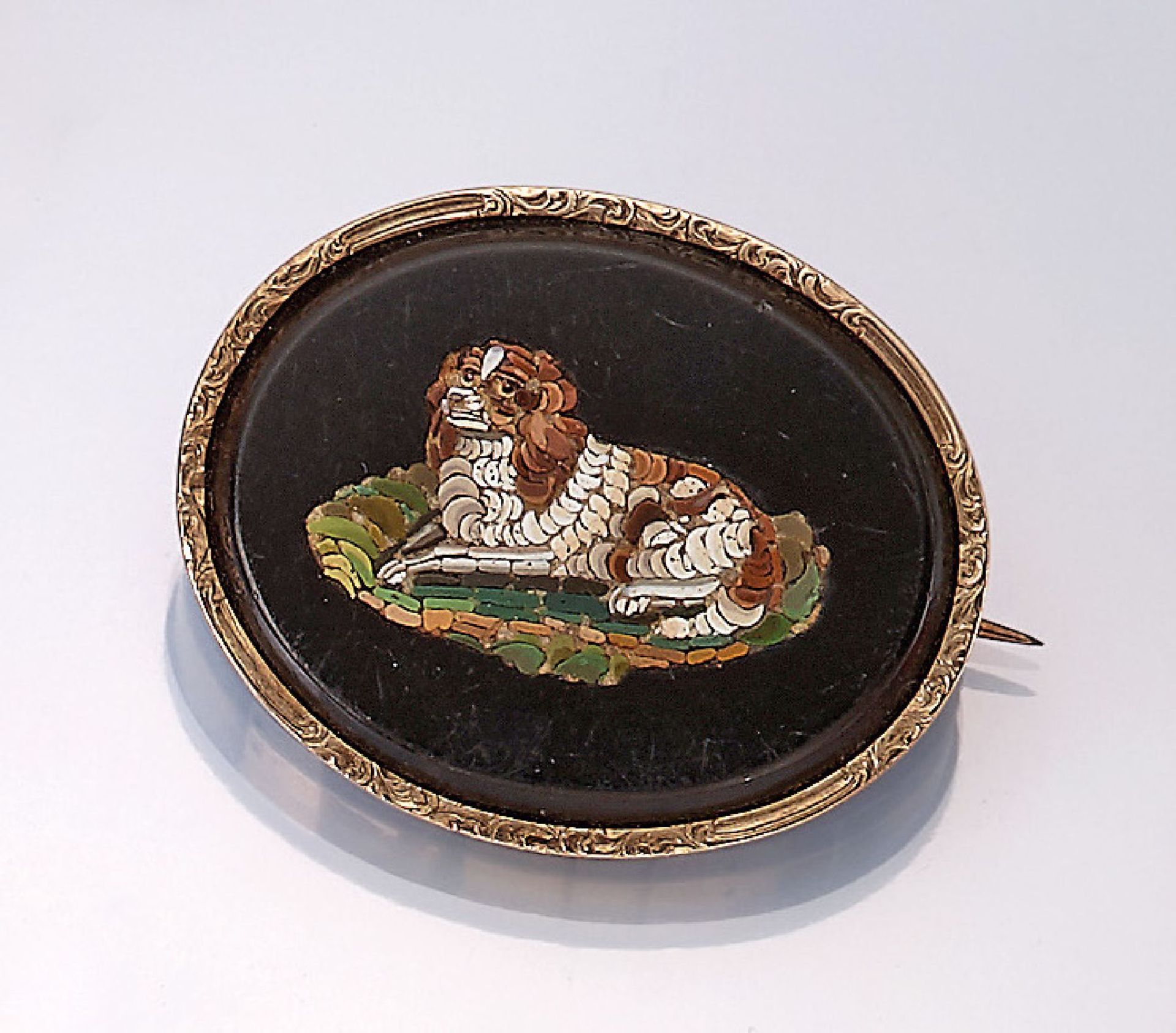 14 kt gold brooch with Pietra-Dura inlay , Italy approx. 1870s, YG 585/000, presentation of a dog on