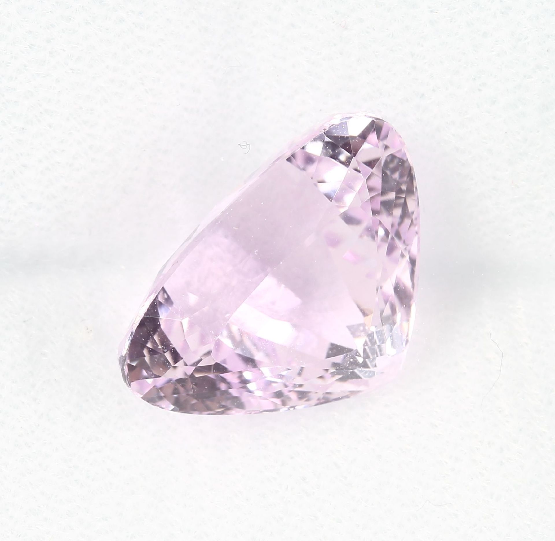 Loose bevelled kunzite , approx. 16.9 ct, triangle Valuation Price: 1800, - EURLoser facett. Kunzit,