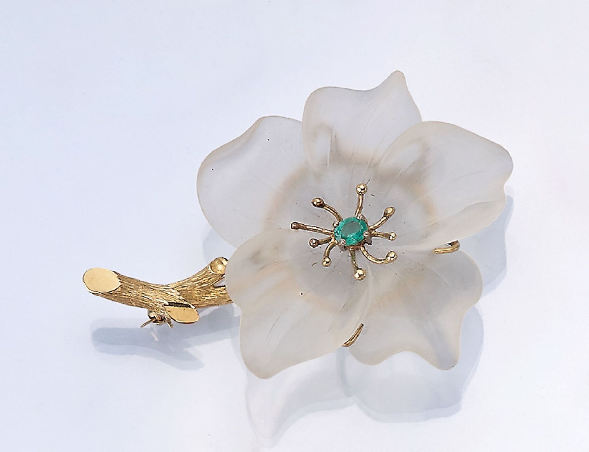 14 kt gold brooch with rock crystal and emerald, 1970s , YG 585/000, oval bevelled emerald approx.