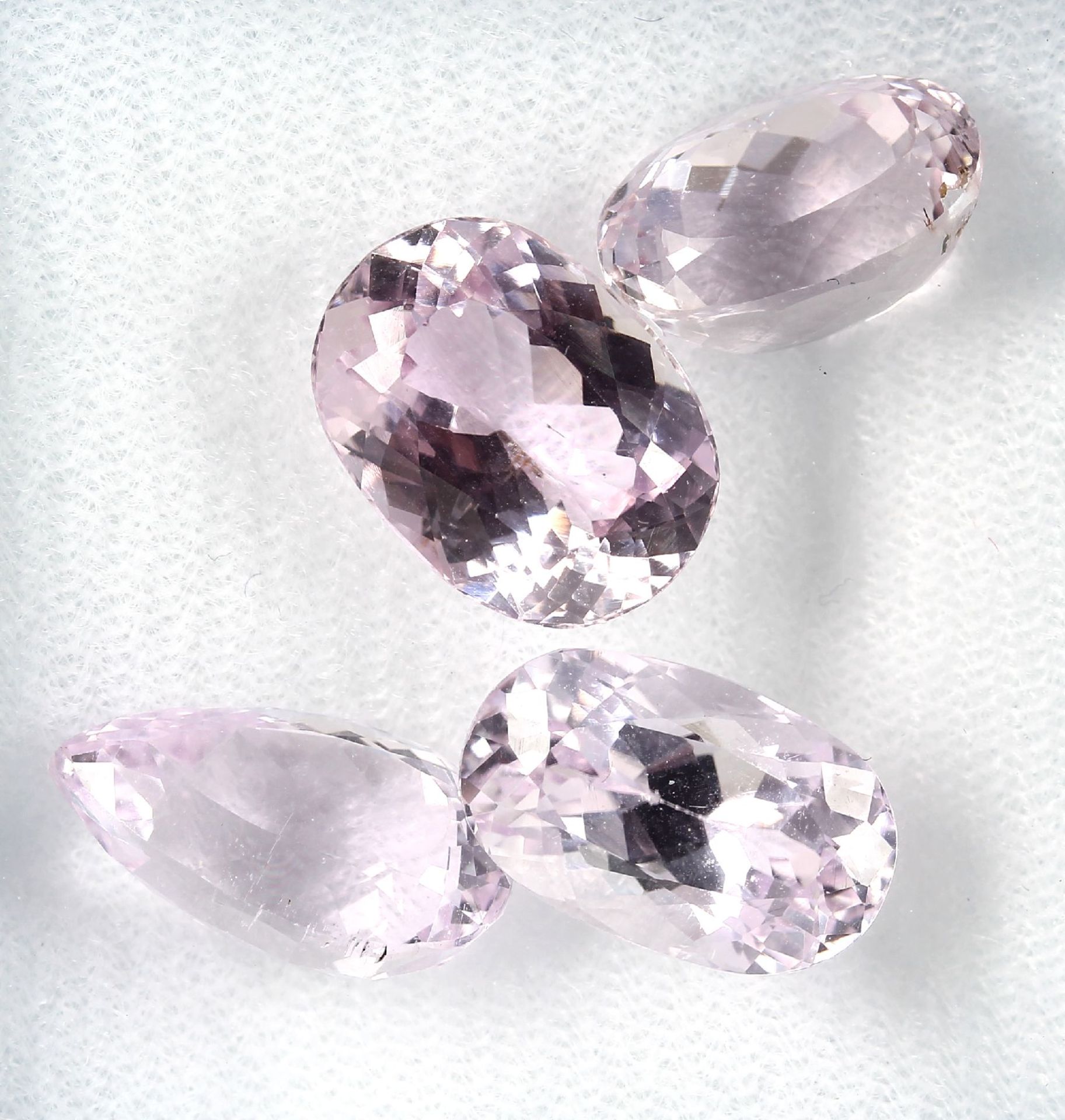 Lot 4 loose oval bevelled kunzites , total approx. 32.99 ct Valuation Price: 3400, - EURLot 4 lose