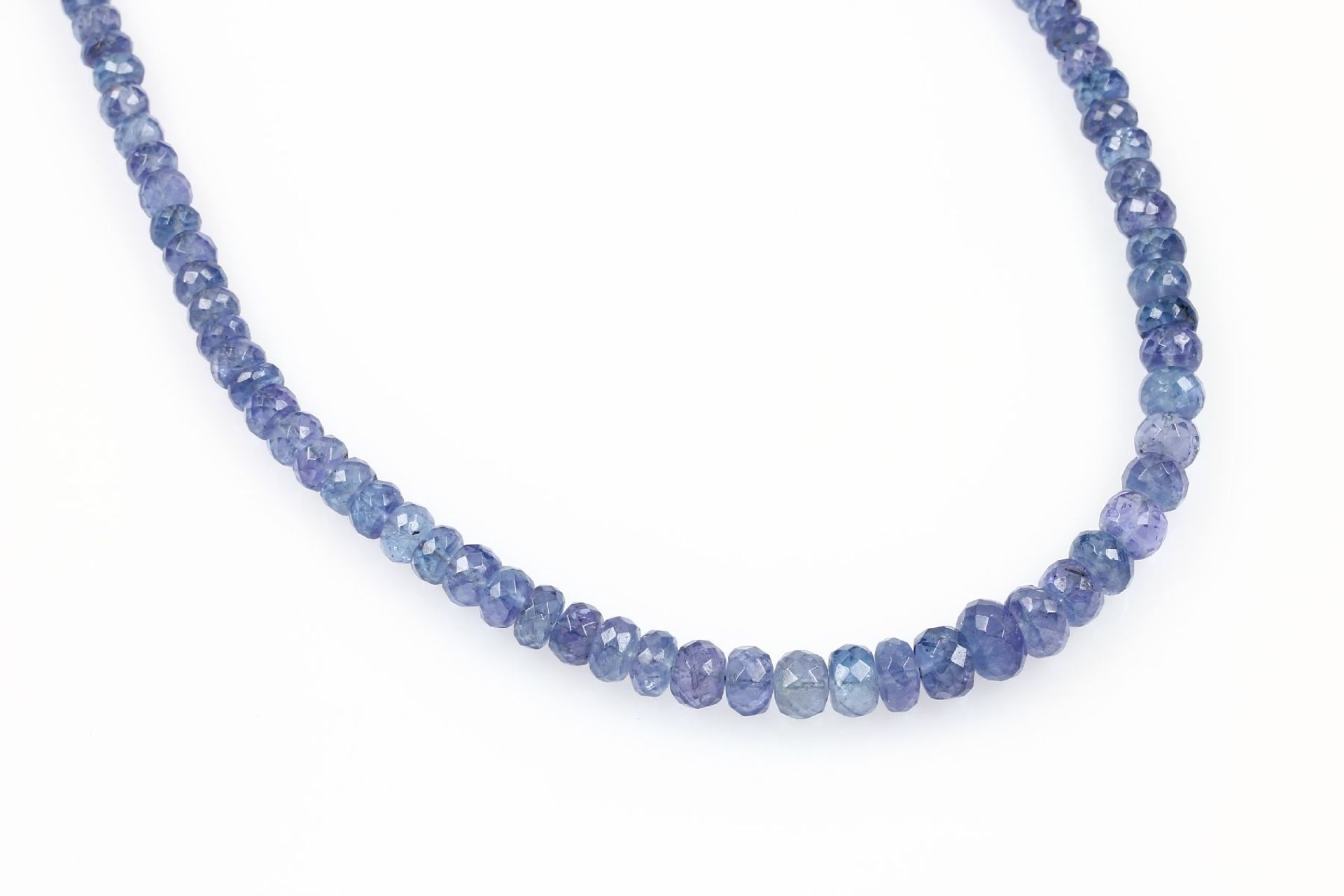 Necklace made of bevelled tanzanites , magnetic clasp YG 750/000, bevelled tanzanitestotal approx.