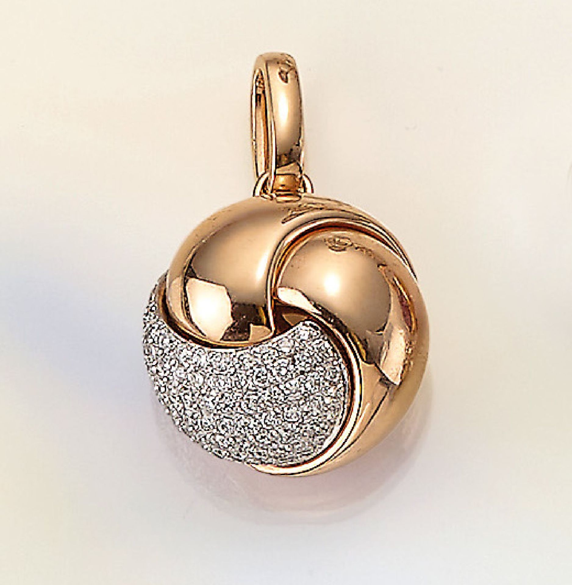 18 kt gold LEO WITTWER pendant with brilliants , RoseG/WG 750/000, knot shape, brilliants total