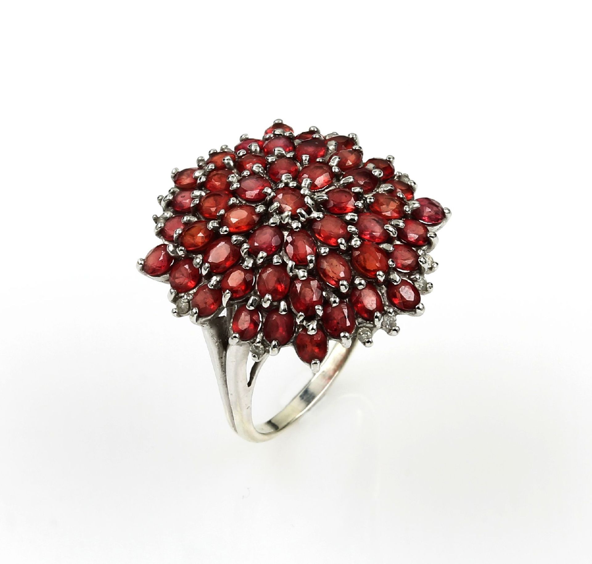 9 kt gold ring with red sapphires , WG 375/000, round bevelled padparadschacoloured sapphires (