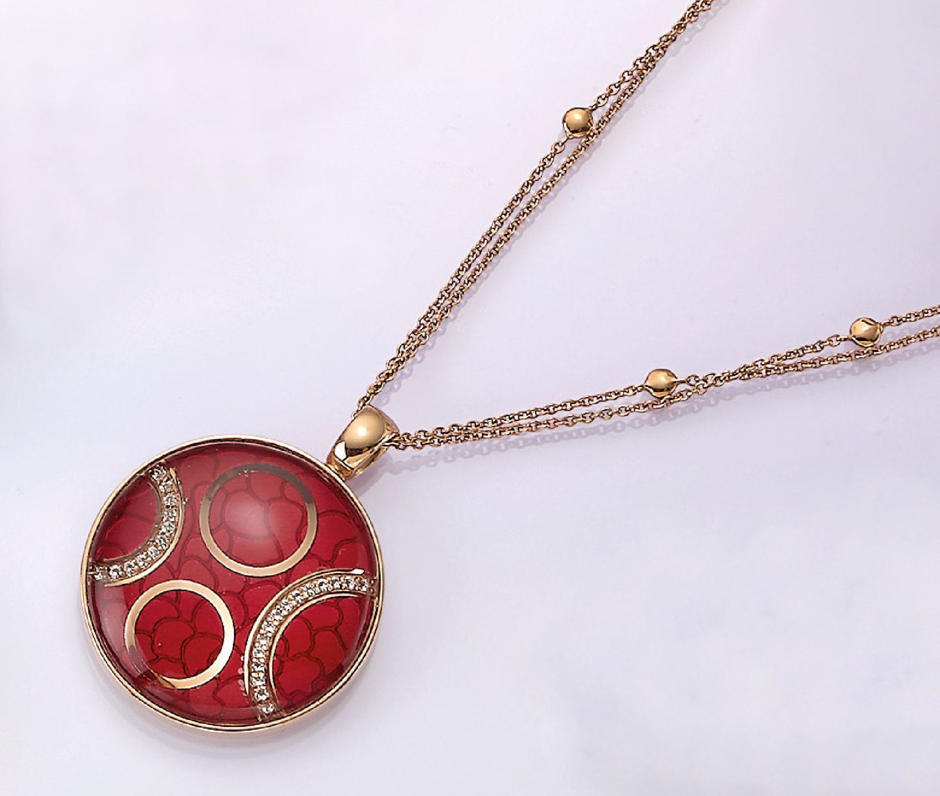 18 kt gold pendant with enamel and diamonds , RG 750/000, circular, red enameled, brilliants total