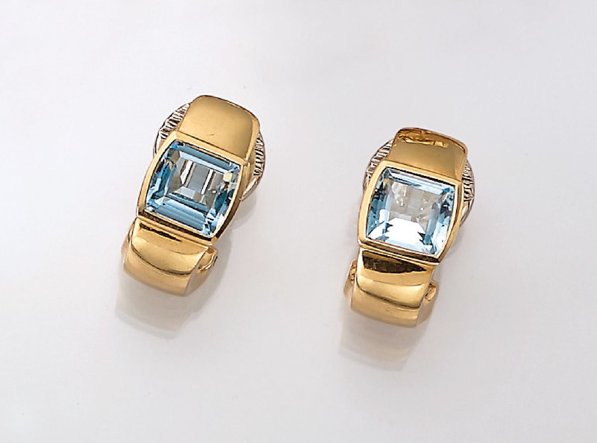 Pair of 18 kt gold earrings with topazes , YG 750/000, each 1 blue topaz in cushion-cut, solid