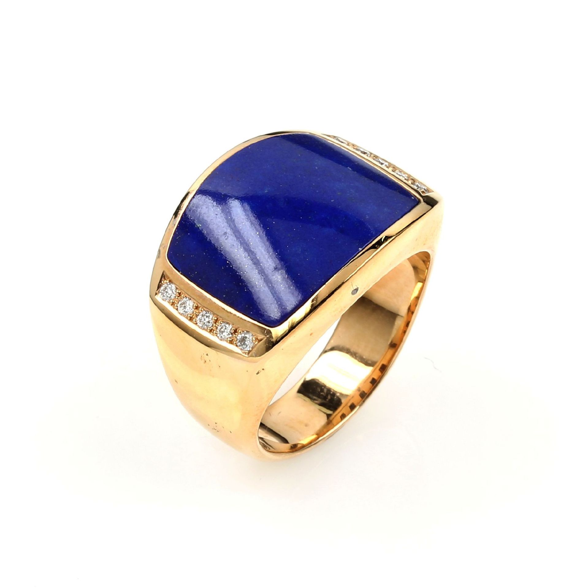18 kt gold ring with lapis lazuli and brilliants , YG 750/000, centered lapis lazuli inlay,