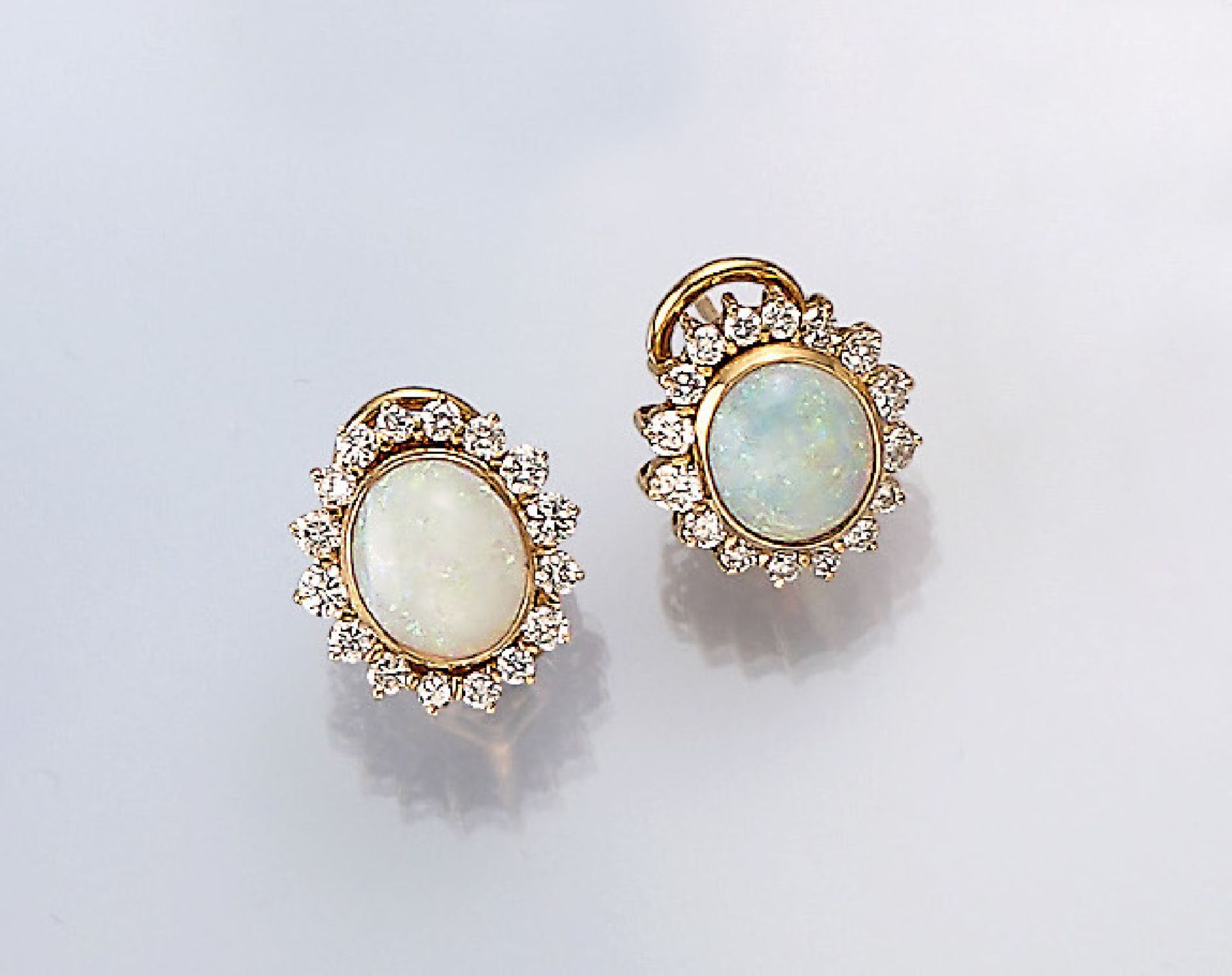 Pair of 18 kt gold earrings with opals and brilliants , YG 750/000, each with oval opalcabochon
