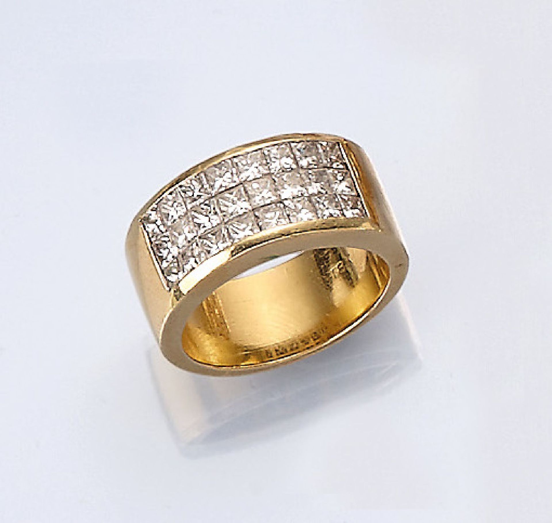 18 kt gold ring with diamonds , YG 750/000, 27 princess cut diamonds total approx. 2.2 ct Top