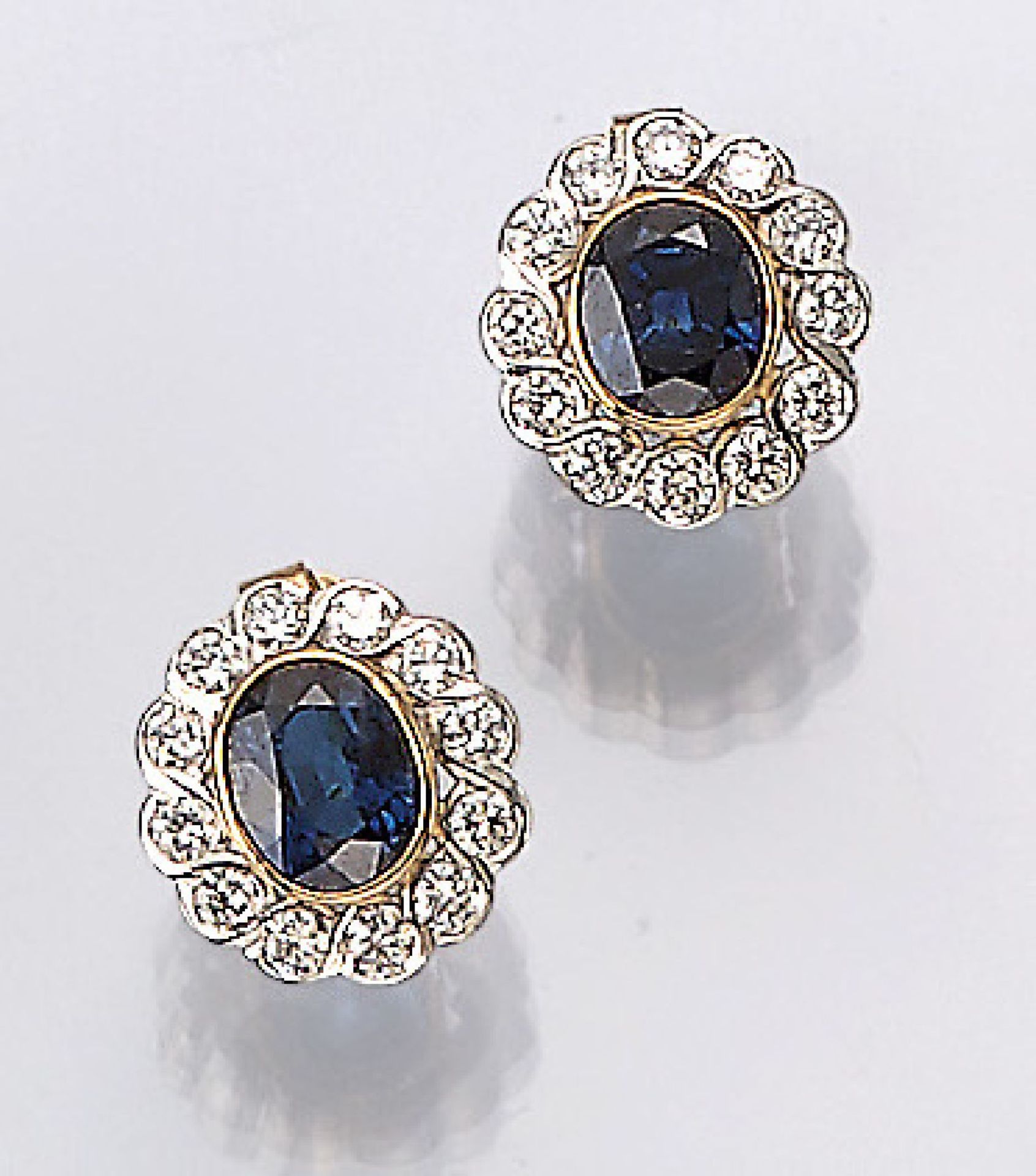 Pair of 18 kt gold earrings with sapphires andbrilliants , YG/WG 750/000, 2 sapphires approx. 1.5