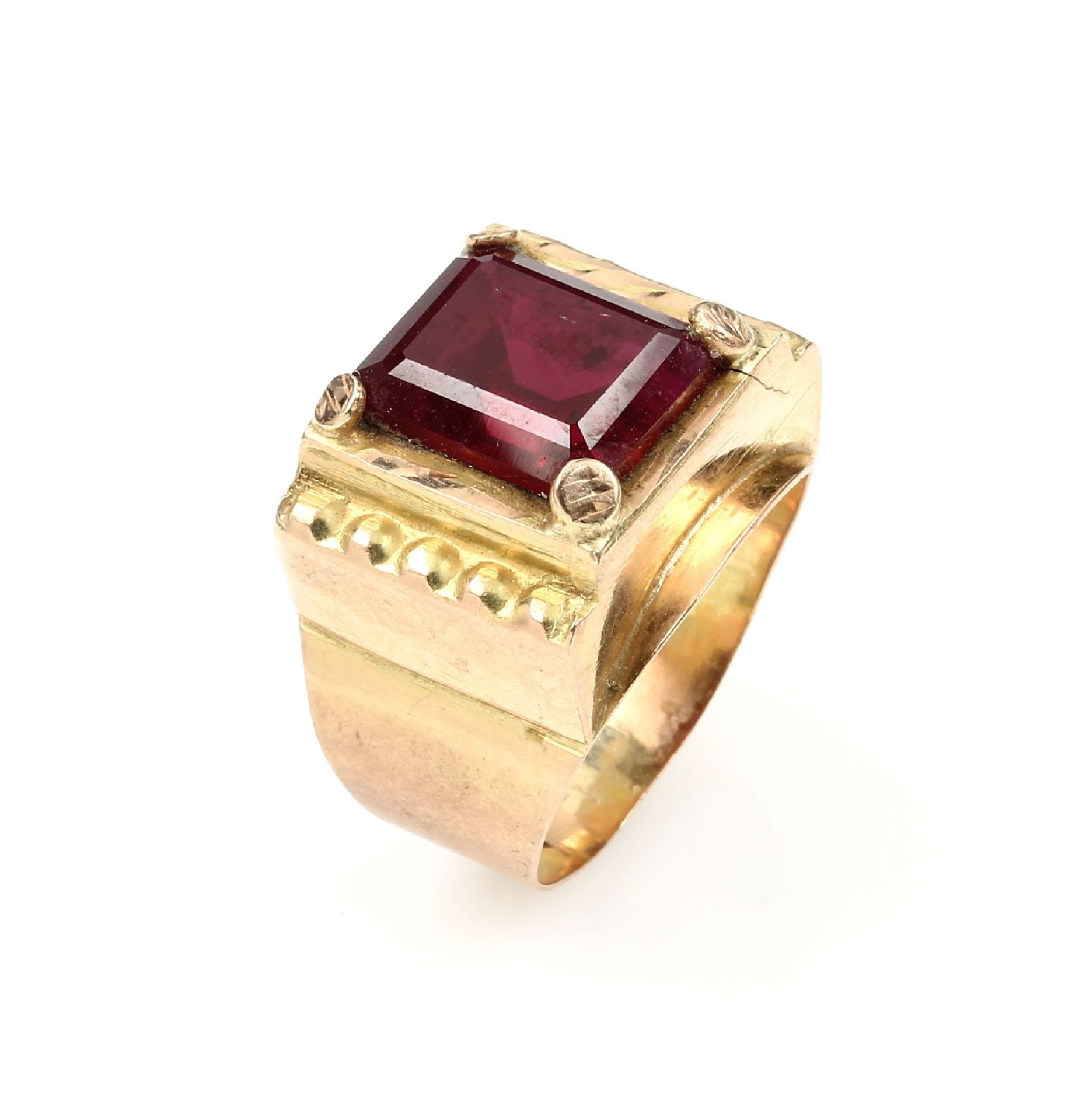 14 kt gold ring , YG 585/000, red glassstone, ring head fissured, ringsize 65, approx. 8.6 g