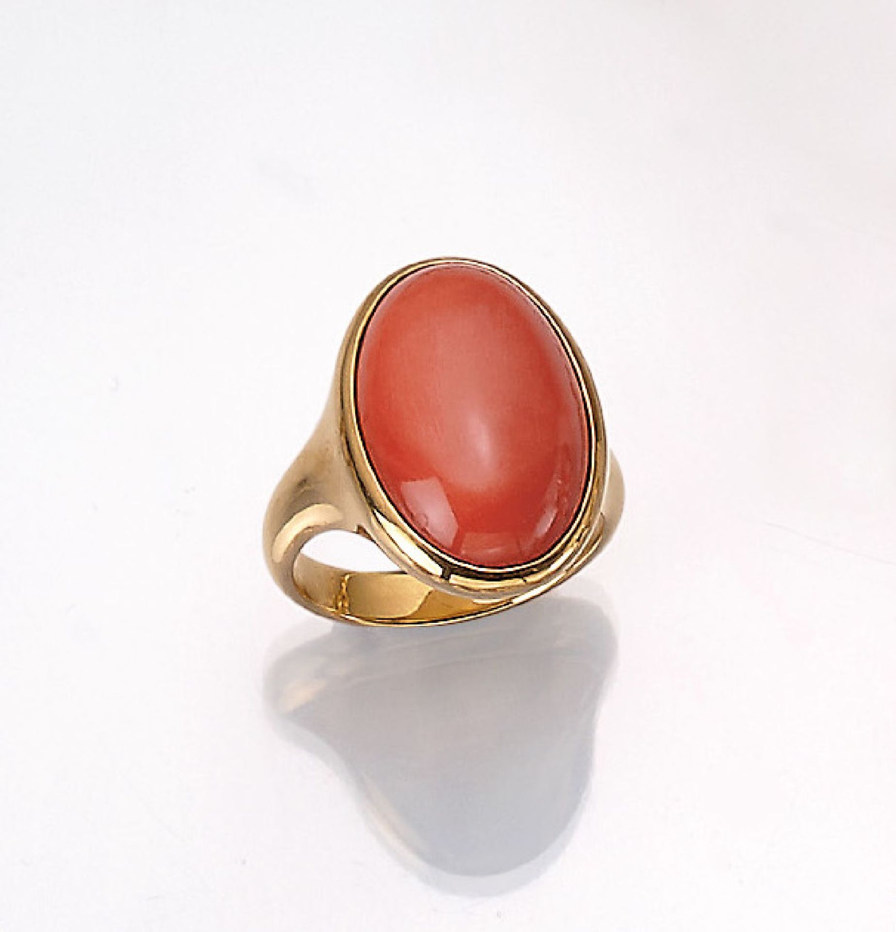 18 kt gold ring with coral , YG 750/000, centered oval Moro-coral cabochon, ringsize 56, approx.
