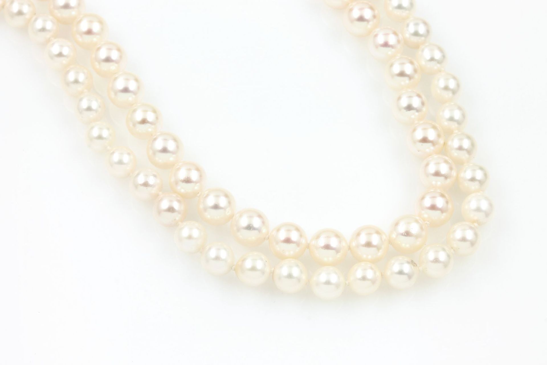 Lot 2 chains with cultured pearls , 1 x chines. cultured fresh water pearls diam. approx. 7.5 mm,