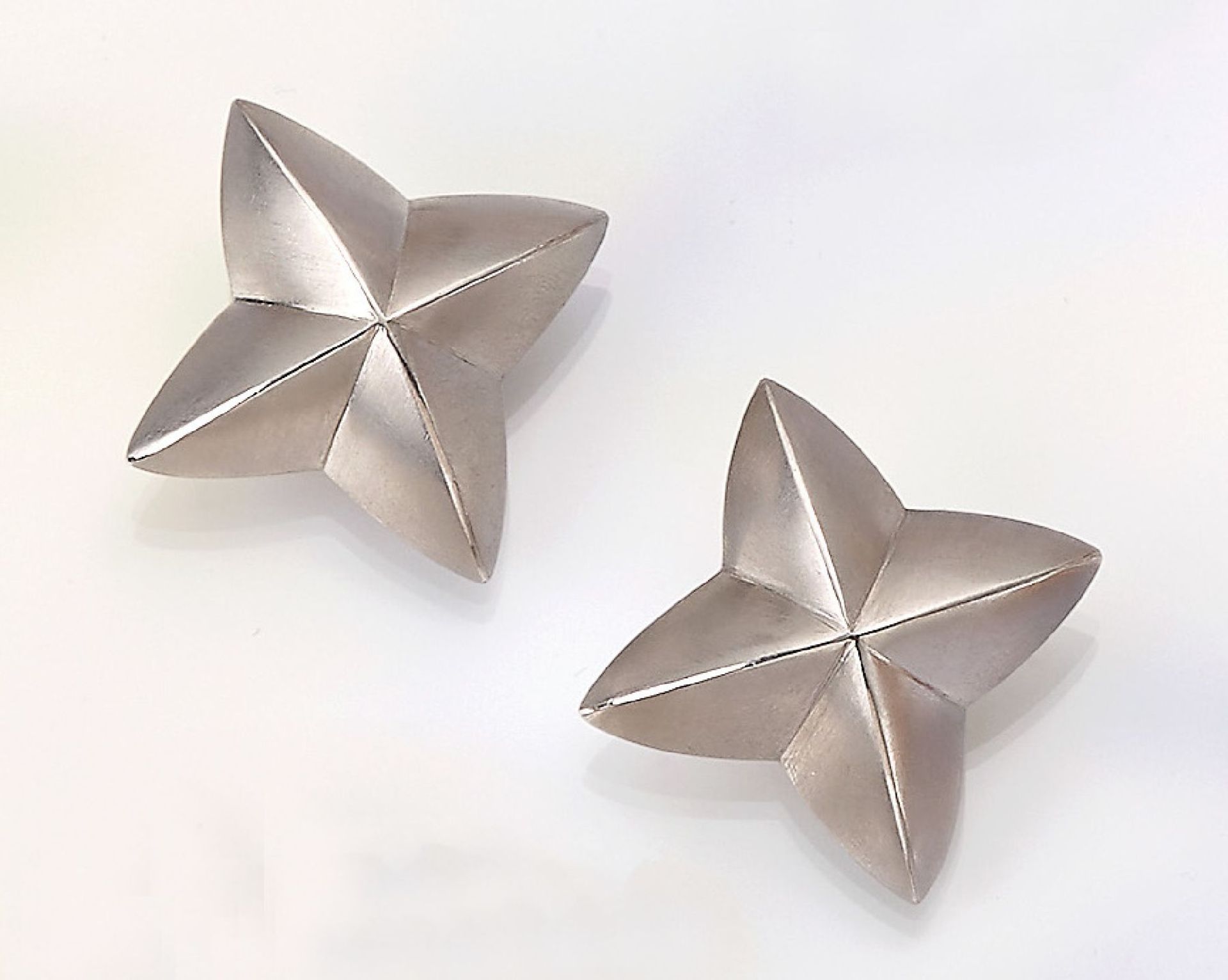 Pair of 18 kt gold ear clips , star shaped, surface finely brushed, manufacturer's brand goldsmith