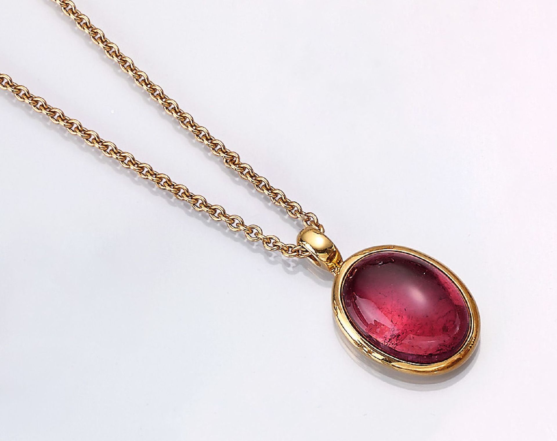 18 kt gold pendant with tourmaline , an chain, YG 750/000, pinkcoloured tourmaline cabochon