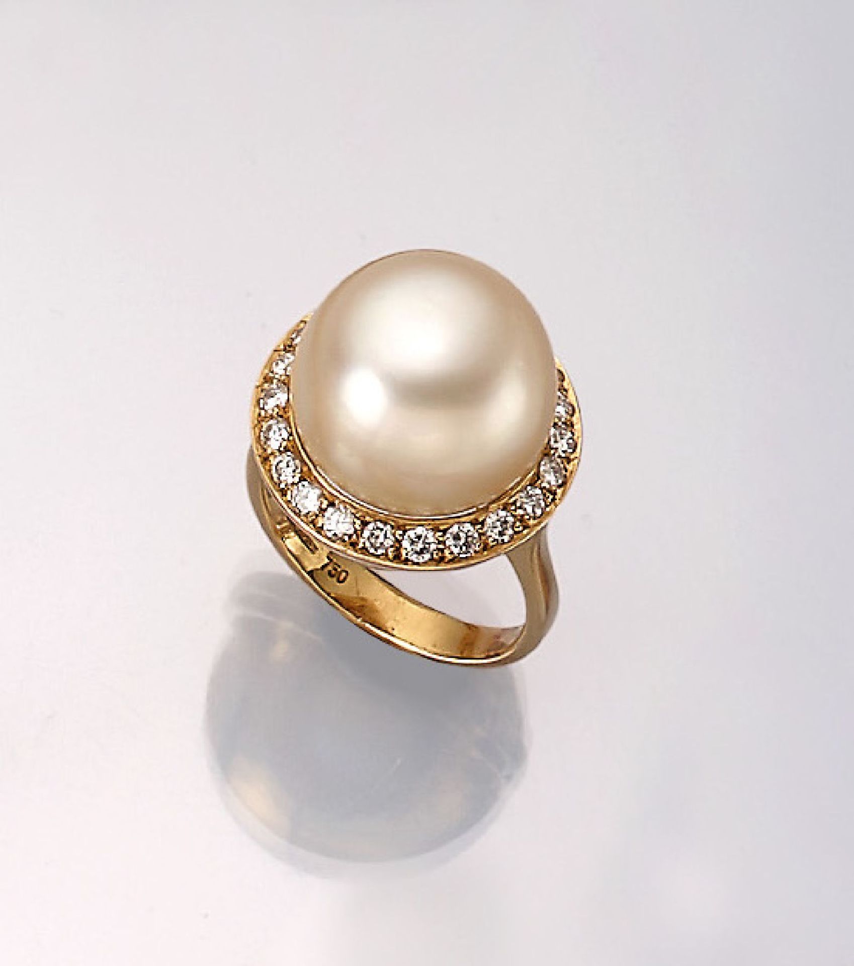 18 kt gold ring with cultured pearl and brilliants , YG 750/000, centered creamcoloured south seas