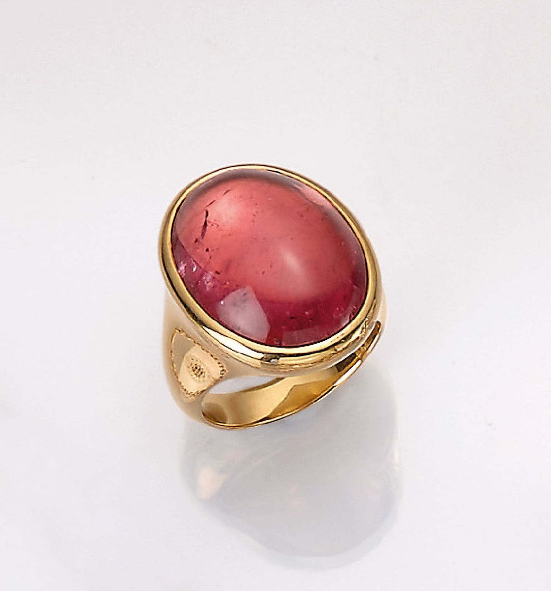 18 kt gold ring with tourmaline , YG 750/000, centered oval tourmaline cabochon approx. 21.63 ct,