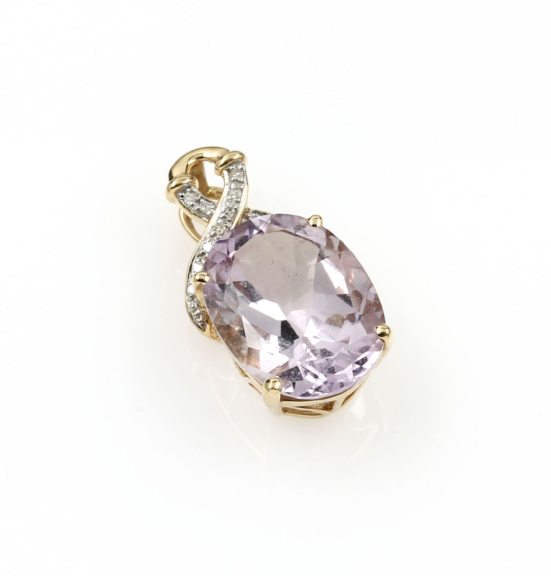 14 kt gold pendant with amethyst and diamonds , YG 585/000, oval bevelled bright amethyst approx.
