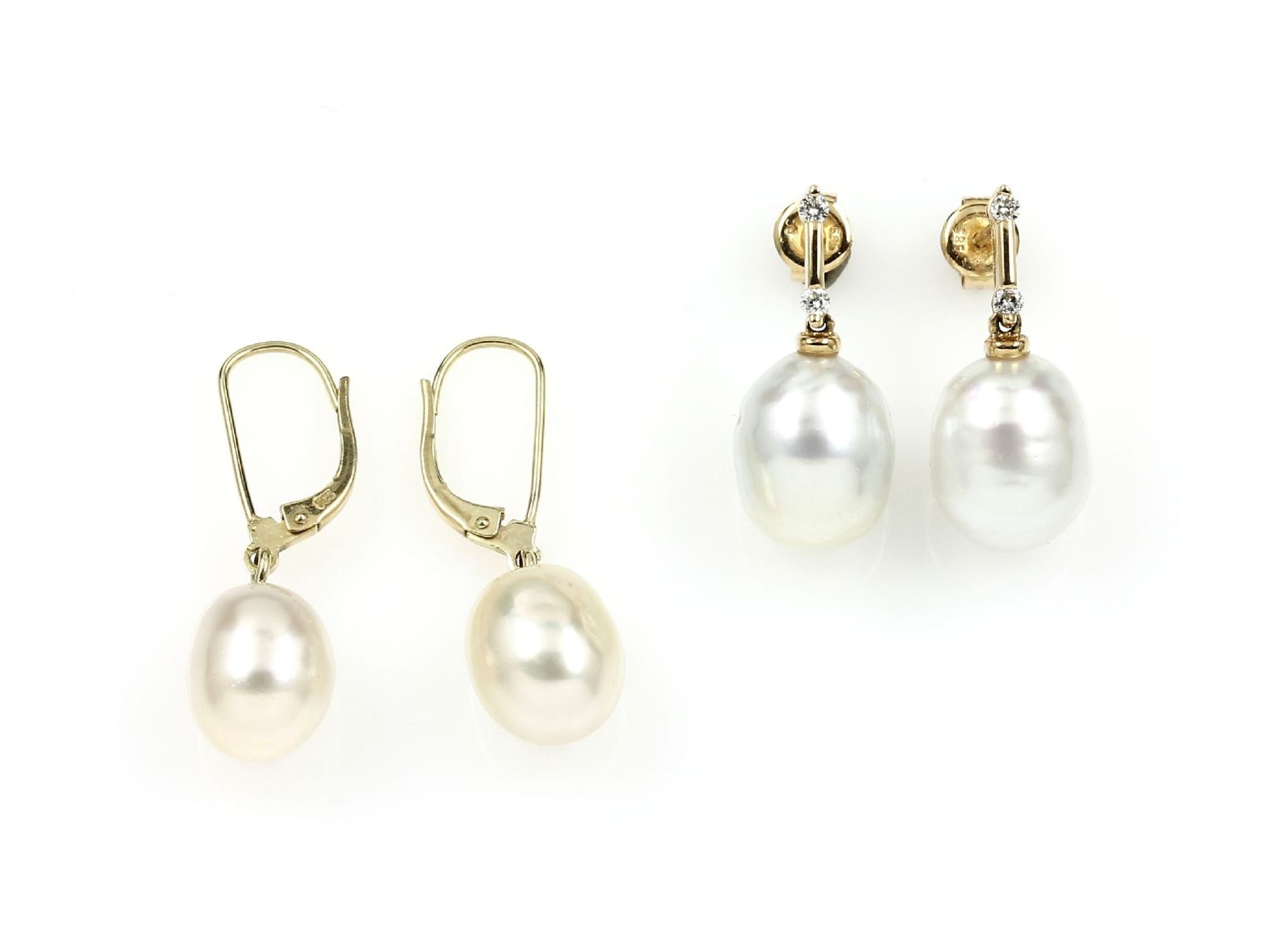 Lot 2 pair of earrings with cultured fresh water pearls , YG 585/000, 4 white sl. pear-shaped